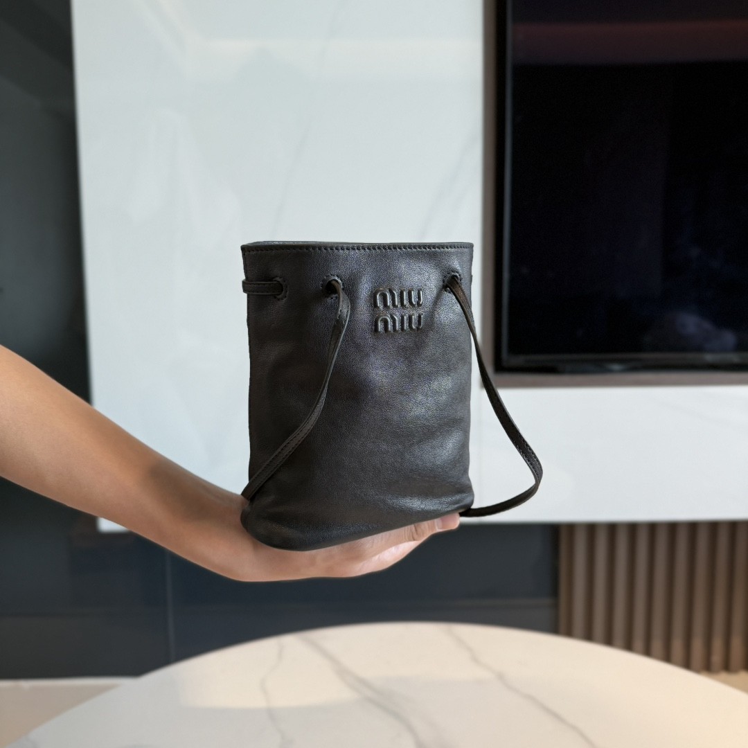 [MIU MIU-미우미우] 미우미우 나파 레더 미니 가죽 버킷