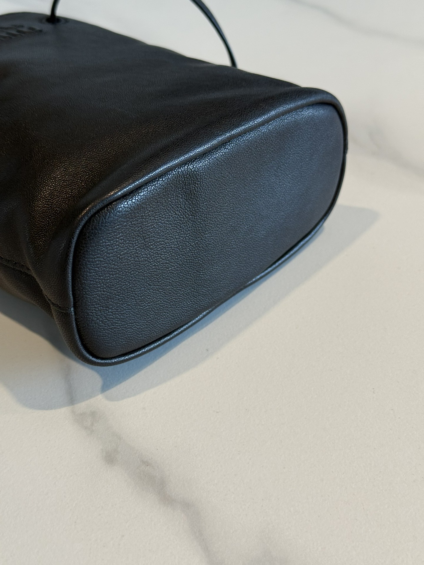 [MIU MIU-미우미우] 미우미우 나파 레더 미니 가죽 버킷