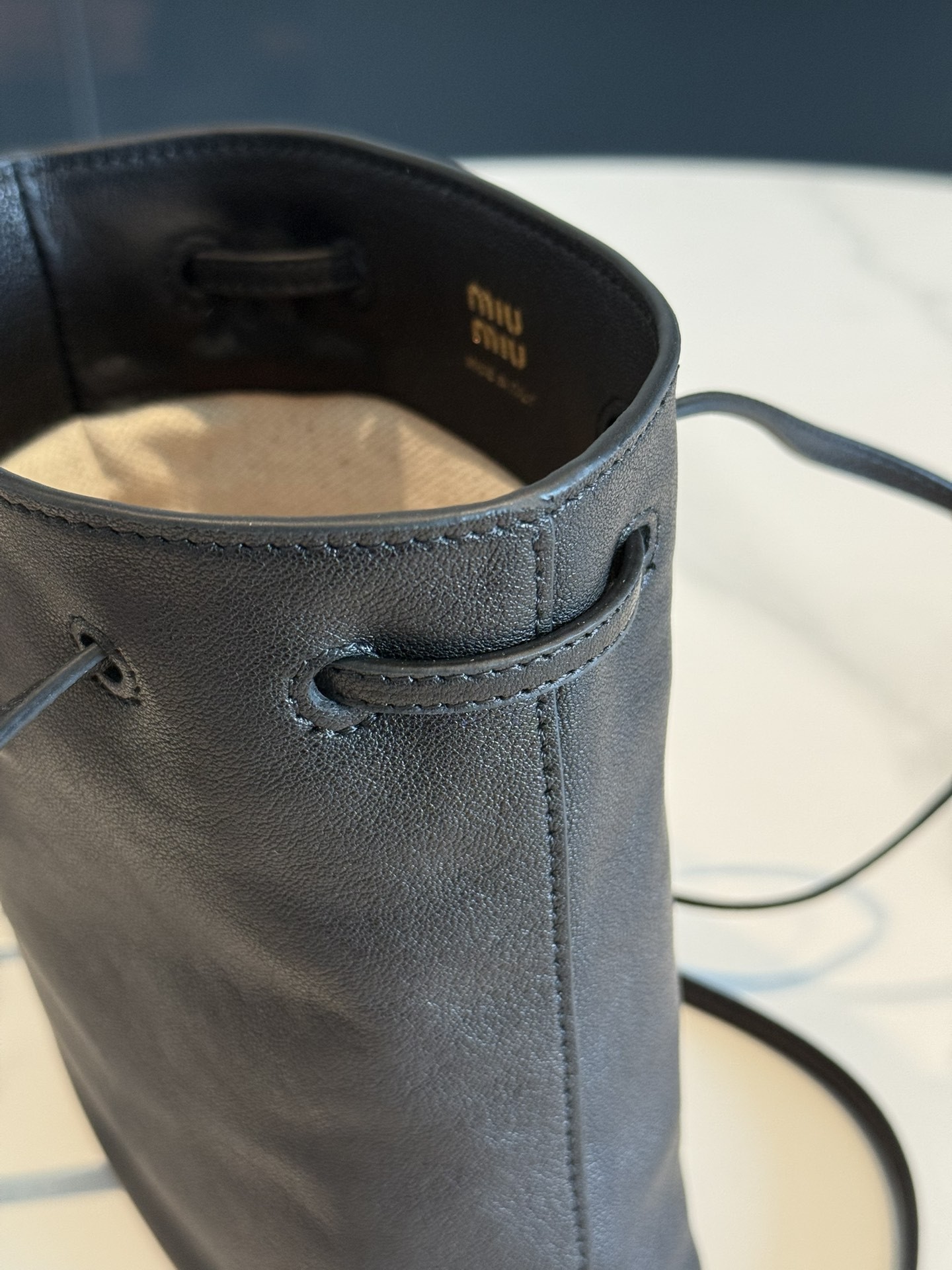 [MIU MIU-미우미우] 미우미우 나파 레더 미니 가죽 버킷