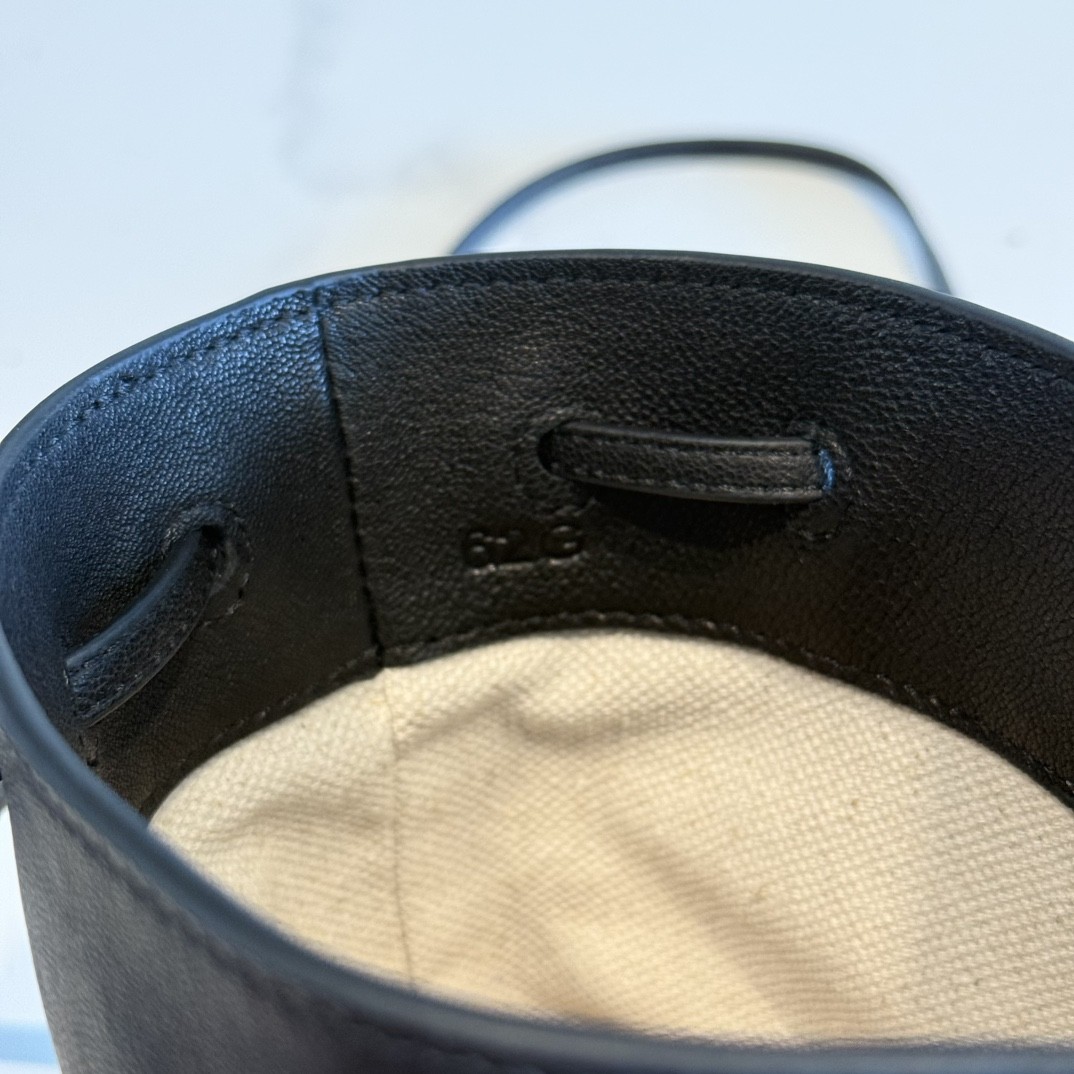 [MIU MIU-미우미우] 미우미우 나파 레더 미니 가죽 버킷