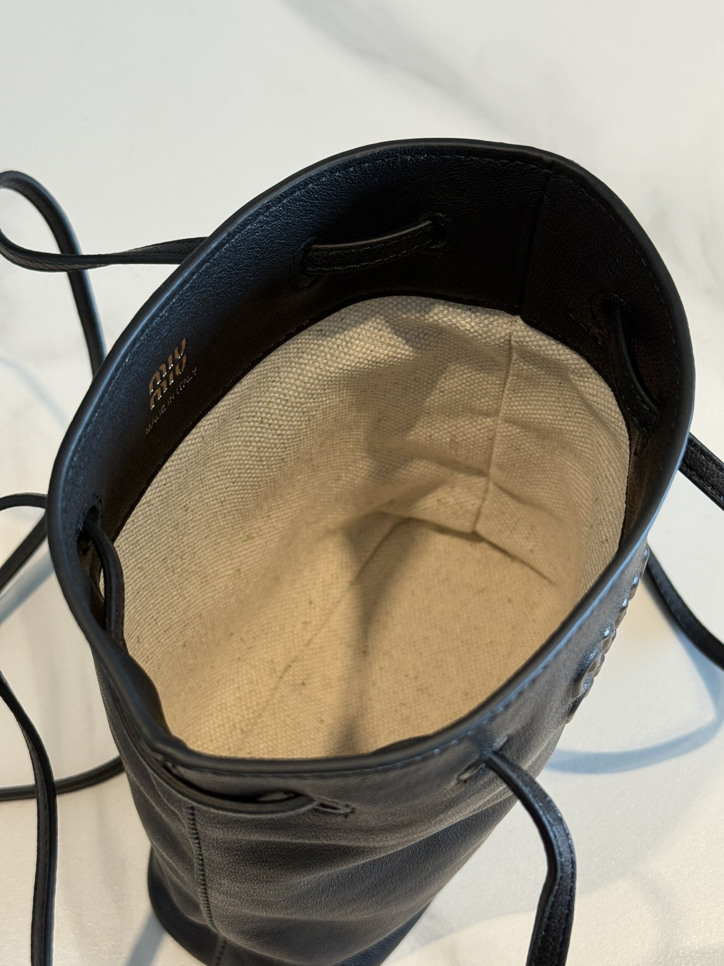 [MIU MIU-미우미우] 미우미우 나파 레더 미니 가죽 버킷