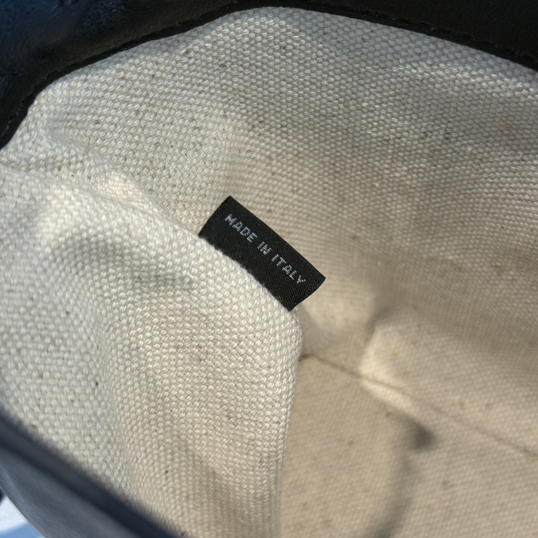 [MIU MIU-미우미우] 미우미우 나파 레더 미니 가죽 버킷