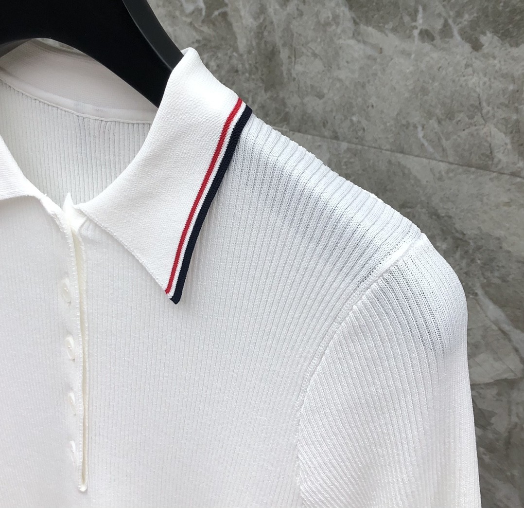 [TOM BROWNE -톰브라운 ] 톰브라운  카라 반팔 니트 화이트