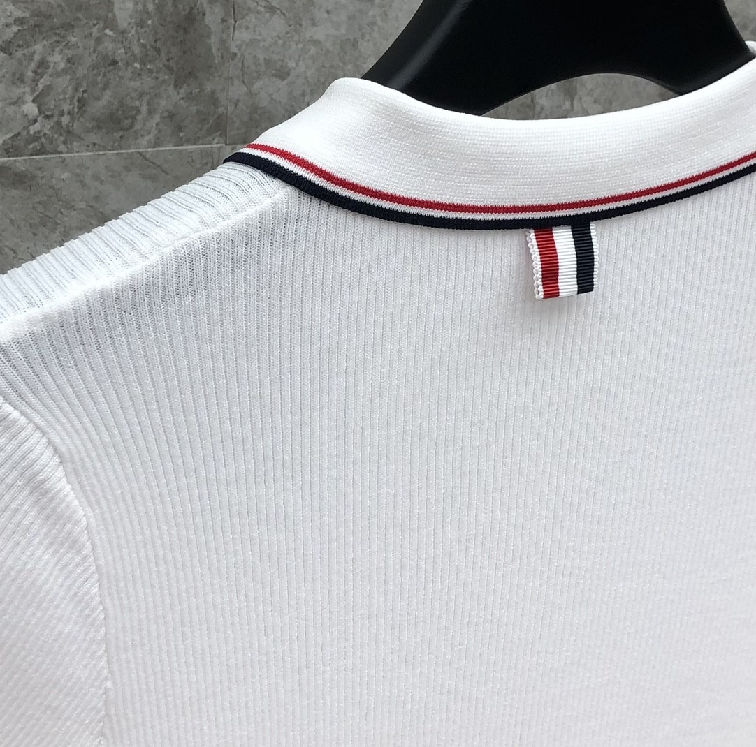 [TOM BROWNE -톰브라운 ] 톰브라운  카라 반팔 니트 화이트