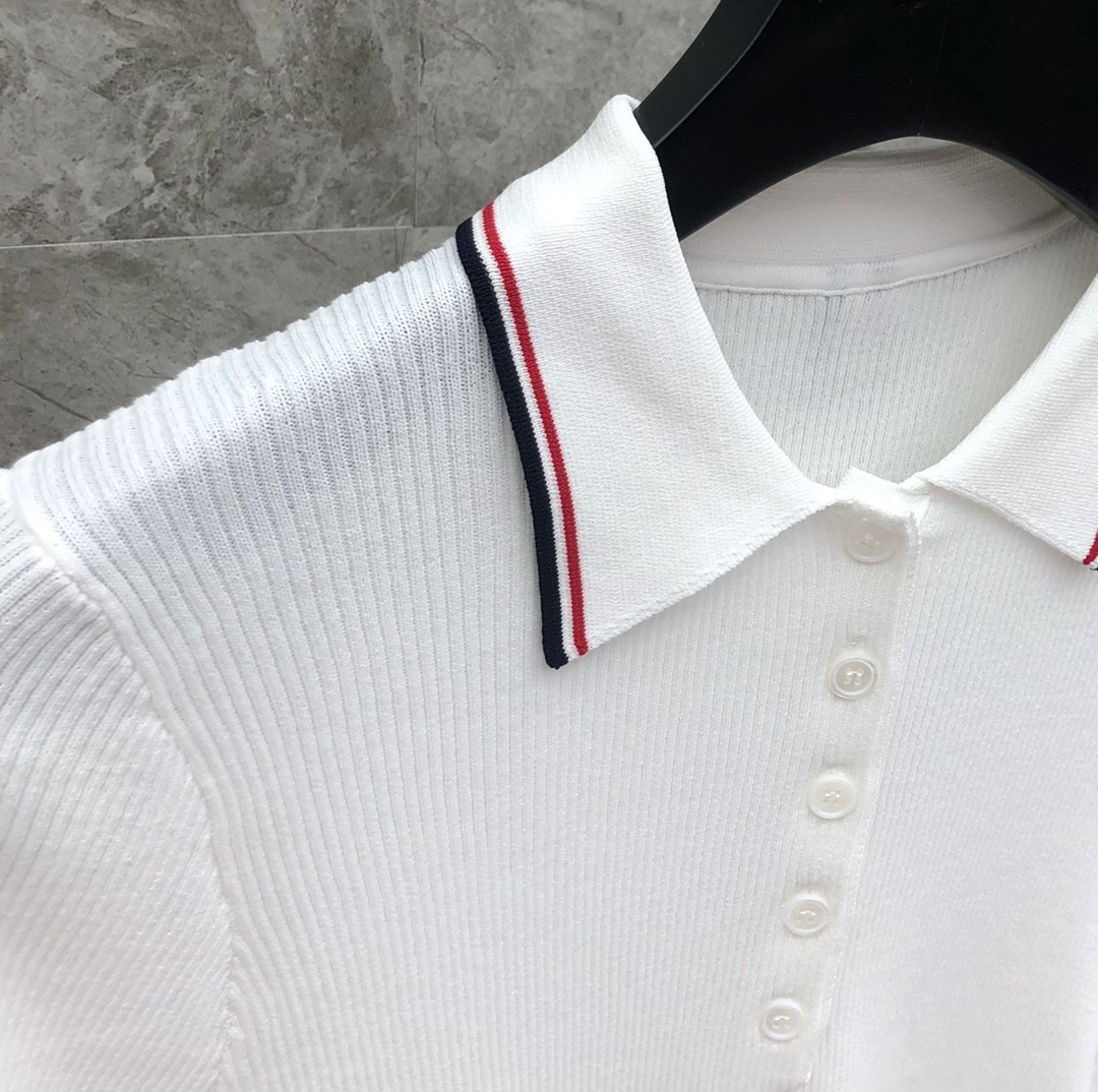 [TOM BROWNE -톰브라운 ] 톰브라운  카라 반팔 니트 화이트