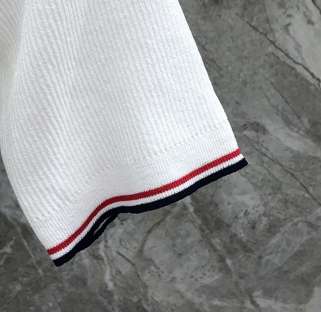 [TOM BROWNE -톰브라운 ] 톰브라운  카라 반팔 니트 화이트