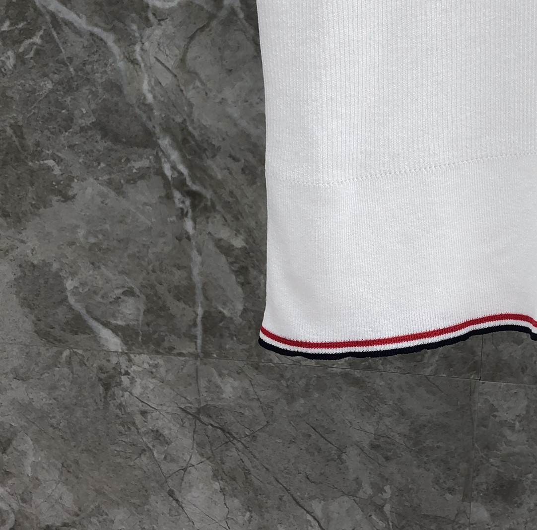 [TOM BROWNE -톰브라운 ] 톰브라운  카라 반팔 니트 화이트