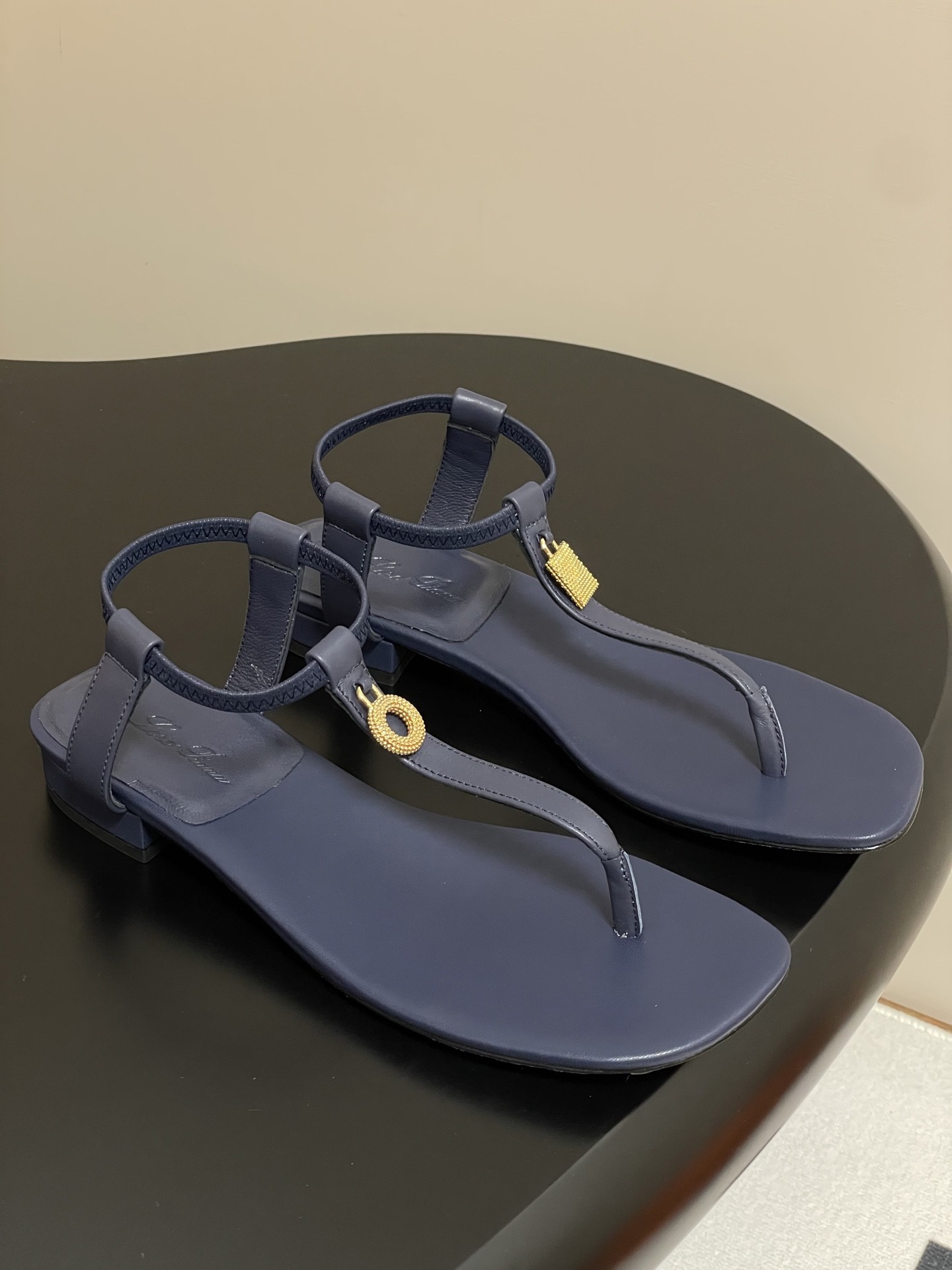 [Loro Piana -로로피아나 ] 로로피아나 쪼리 샌들