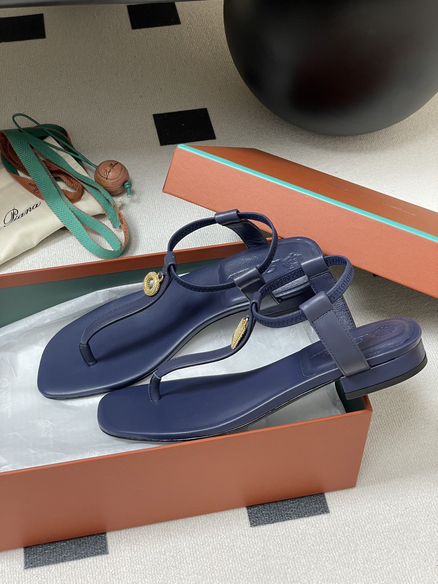 [Loro Piana -로로피아나 ] 로로피아나 쪼리 샌들