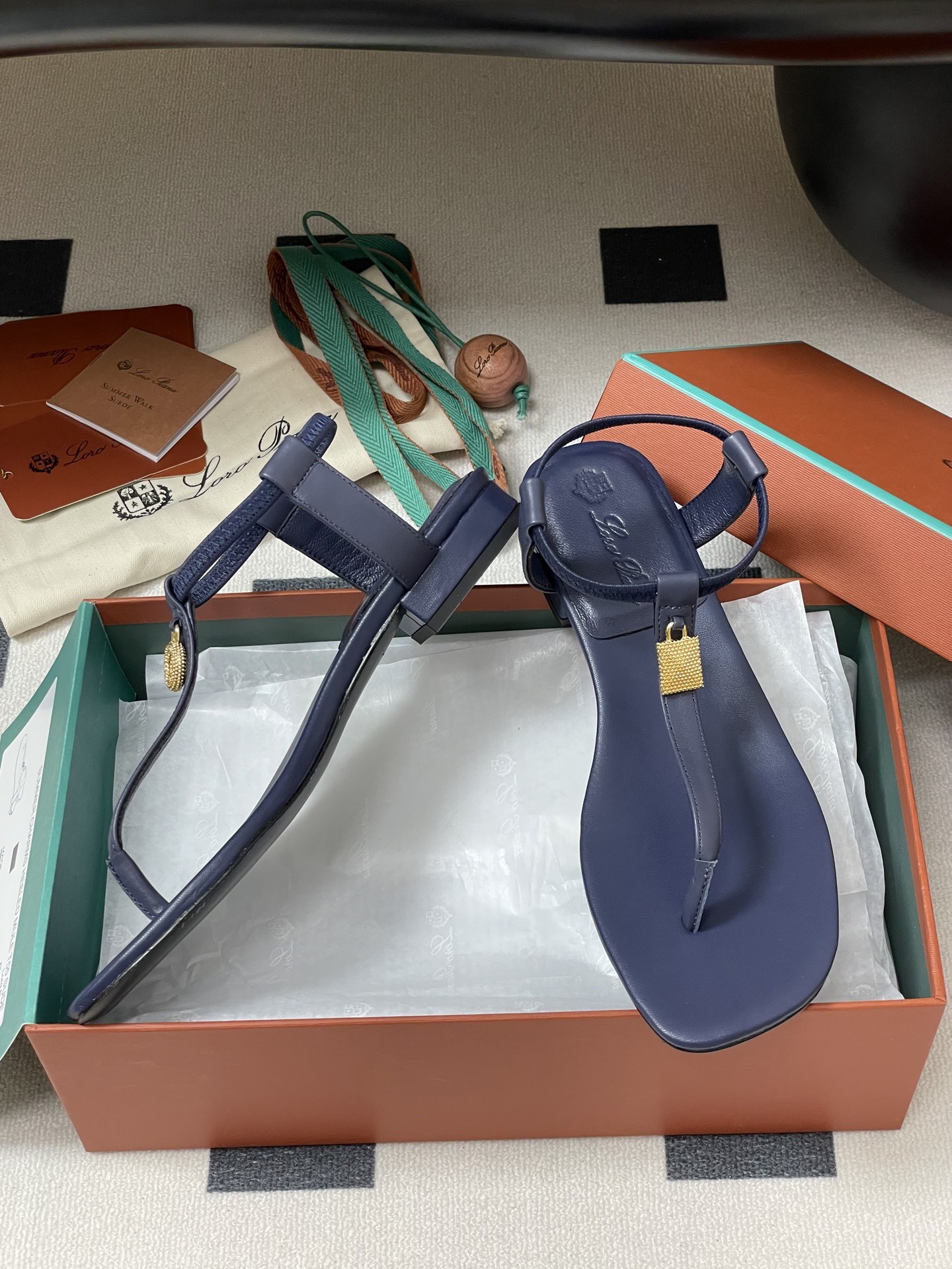 [Loro Piana -로로피아나 ] 로로피아나 쪼리 샌들