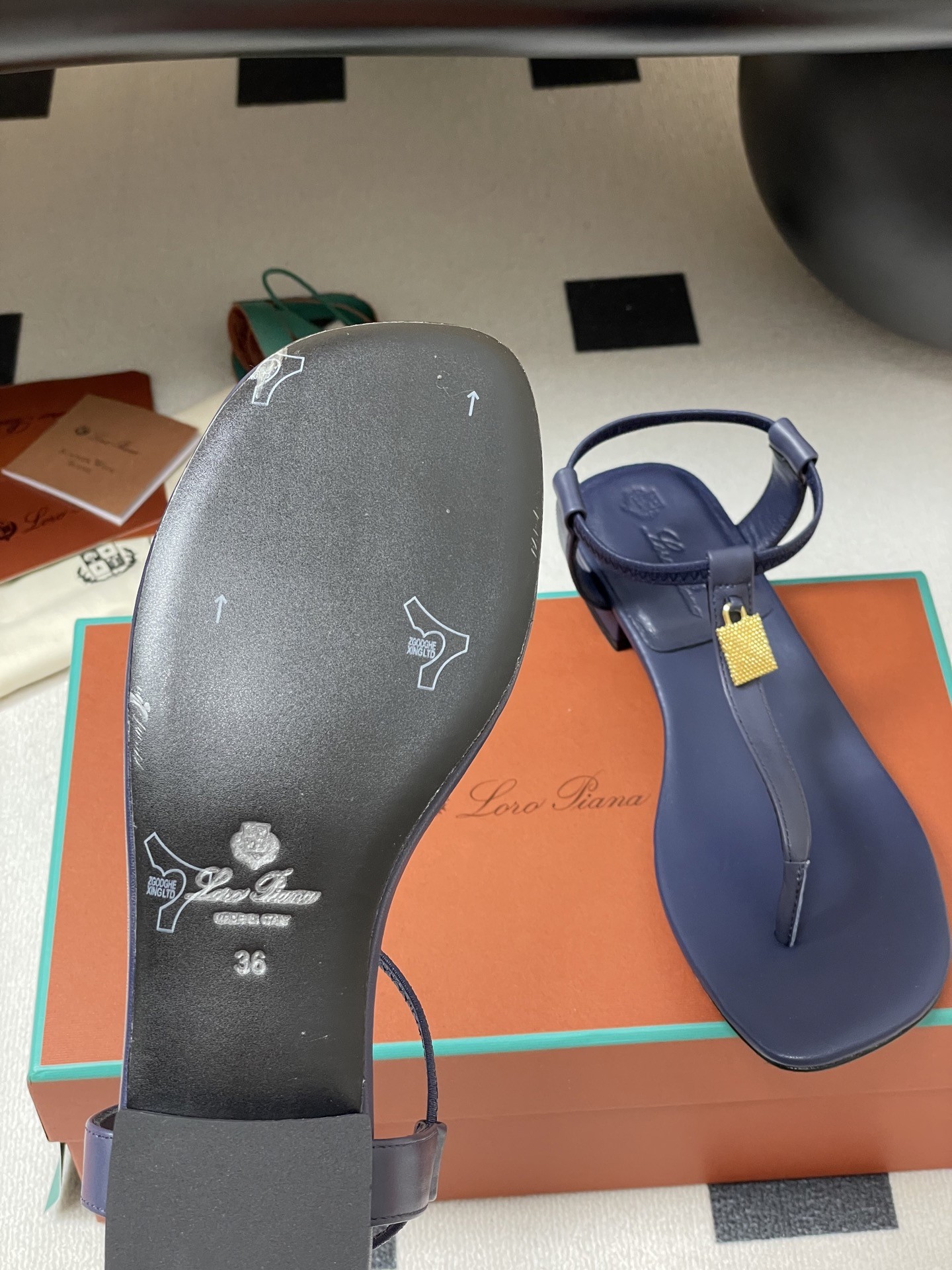 [Loro Piana -로로피아나 ] 로로피아나 쪼리 샌들