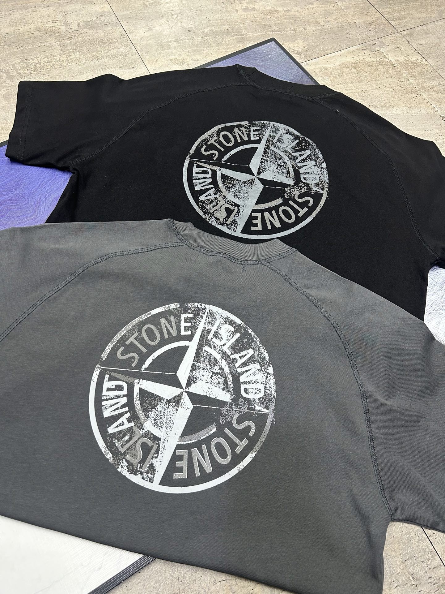 [STON ISLAND -스톤아일랜드] 스톤아일랜드 SS25 로고 반팔티