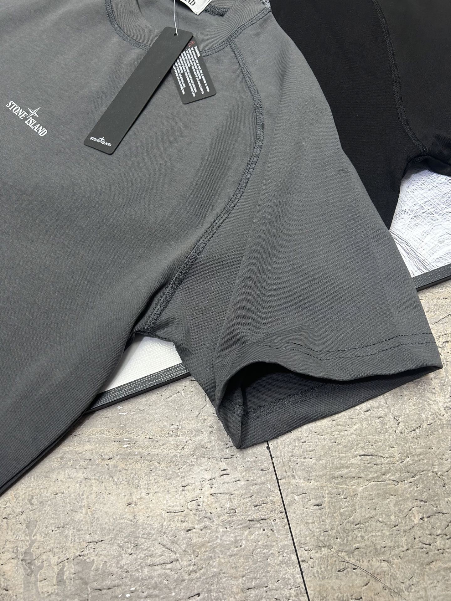 [STON ISLAND -스톤아일랜드] 스톤아일랜드 SS25 로고 반팔티