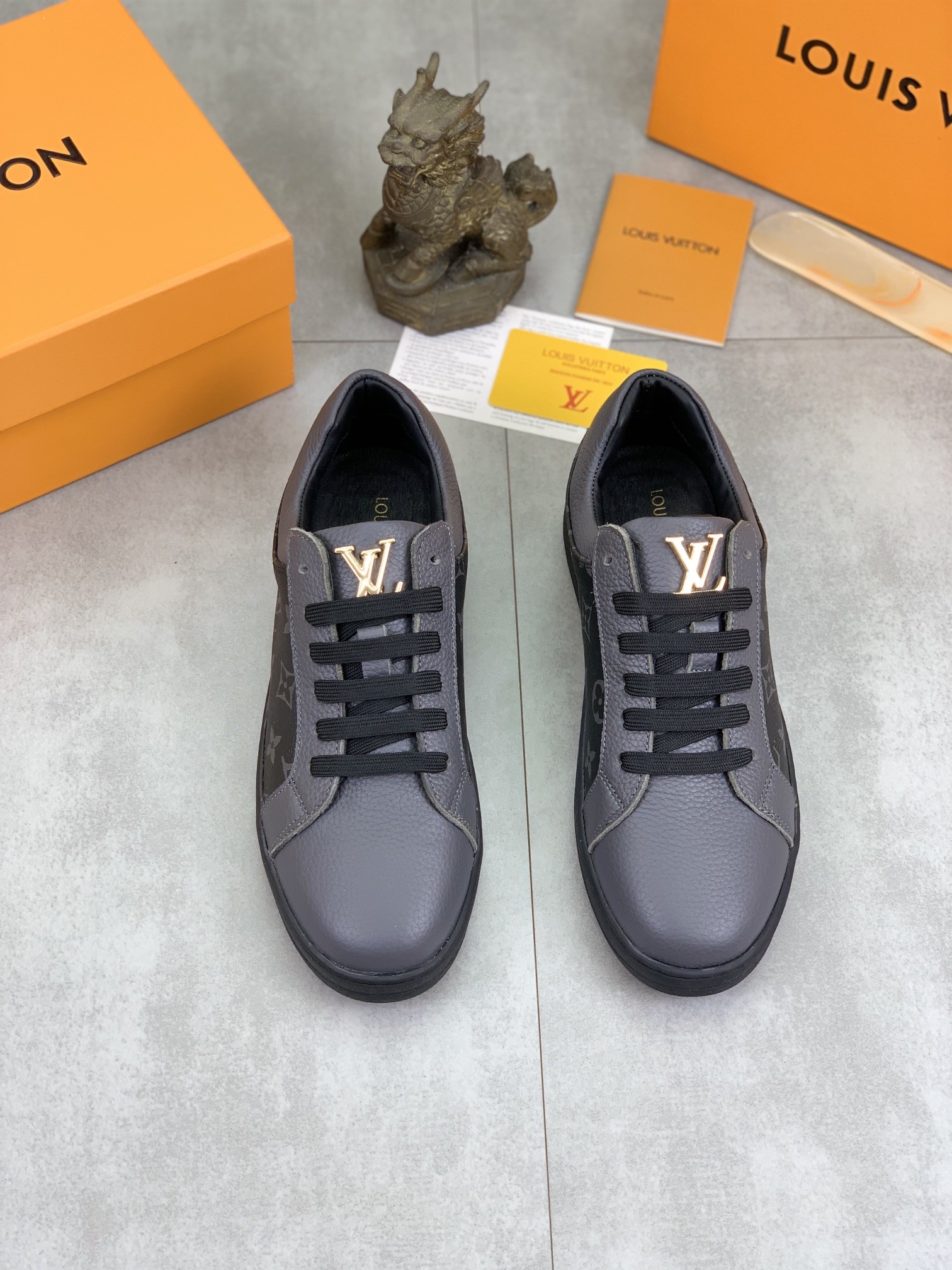 [LOUIS VUITTON-루이비통] 루이비통 블랙 룩셈부르크 스니커즈