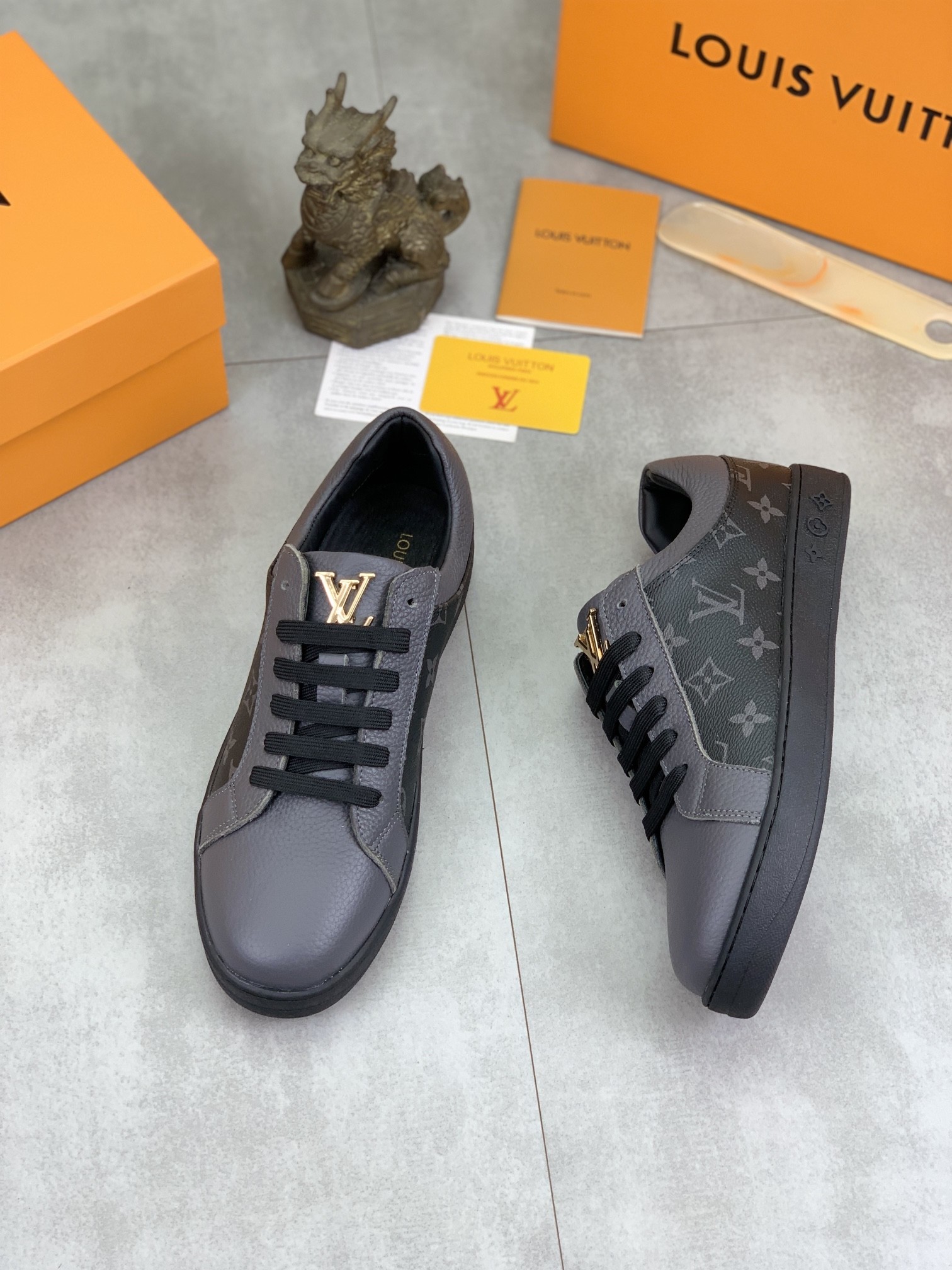 [LOUIS VUITTON-루이비통] 루이비통 블랙 룩셈부르크 스니커즈