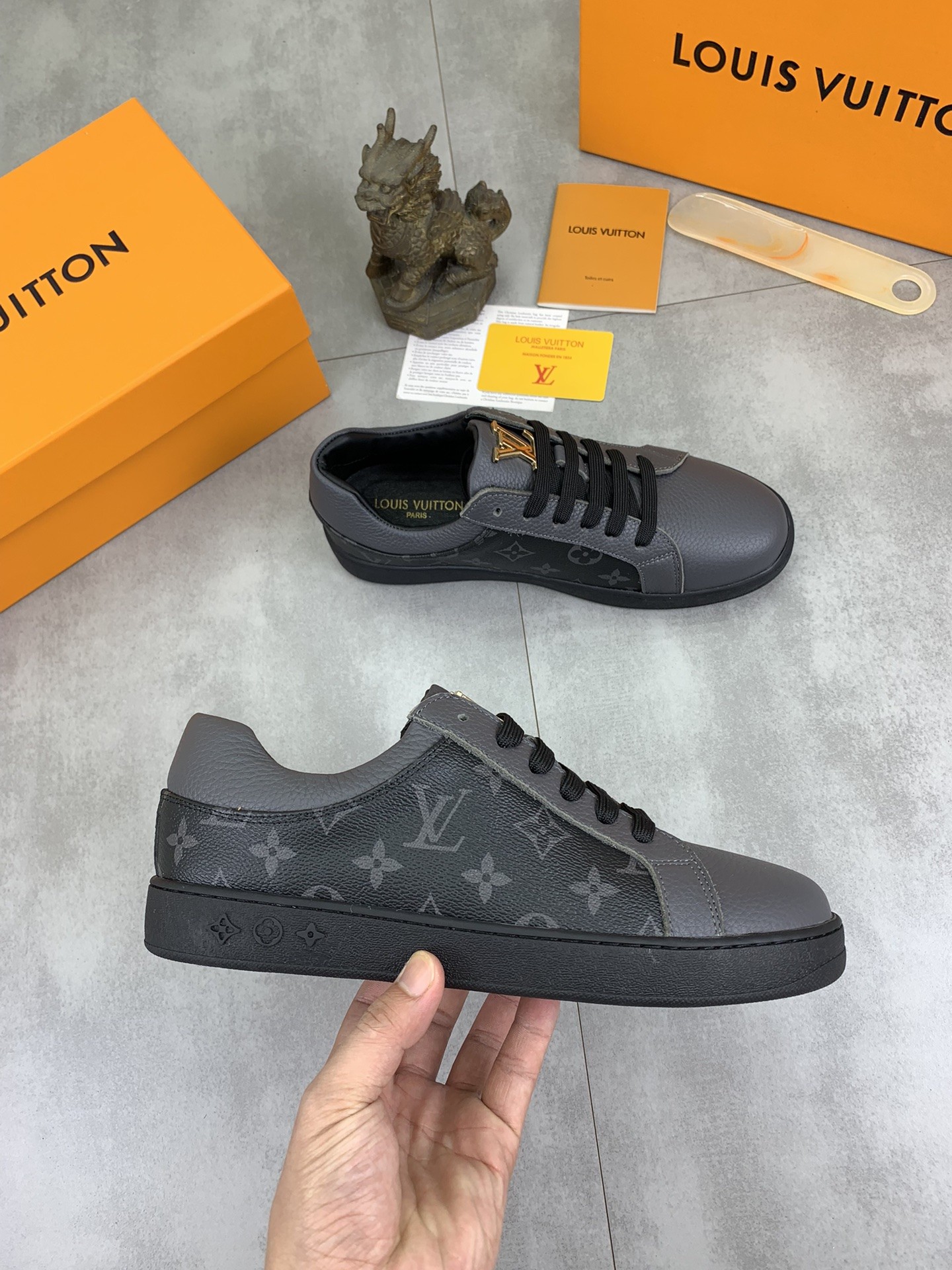 [LOUIS VUITTON-루이비통] 루이비통 블랙 룩셈부르크 스니커즈