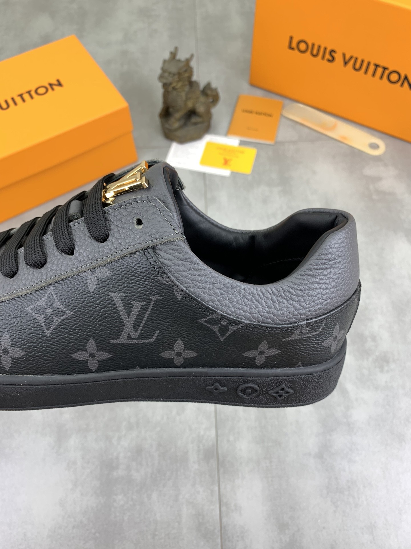 [LOUIS VUITTON-루이비통] 루이비통 블랙 룩셈부르크 스니커즈