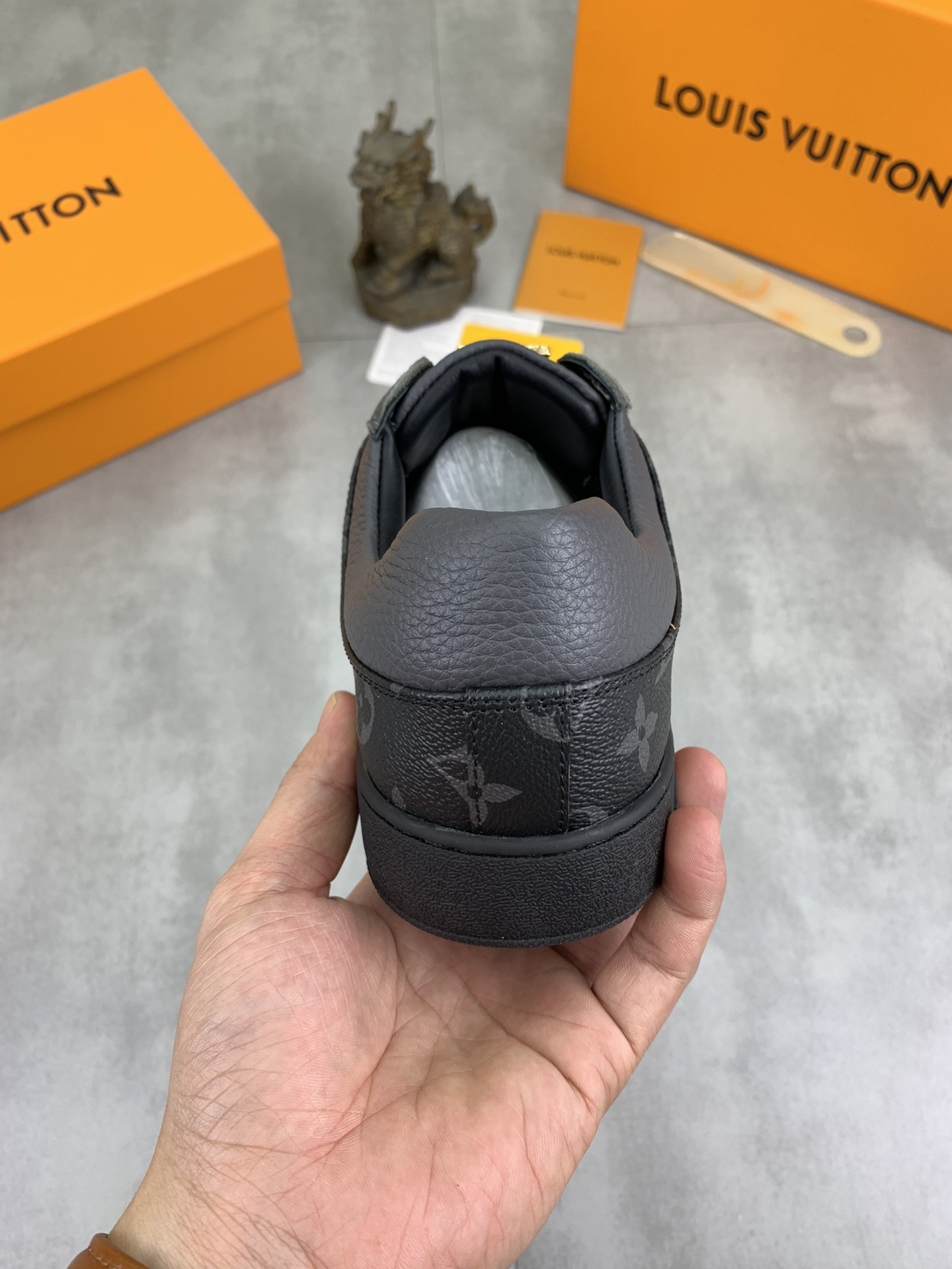 [LOUIS VUITTON-루이비통] 루이비통 블랙 룩셈부르크 스니커즈