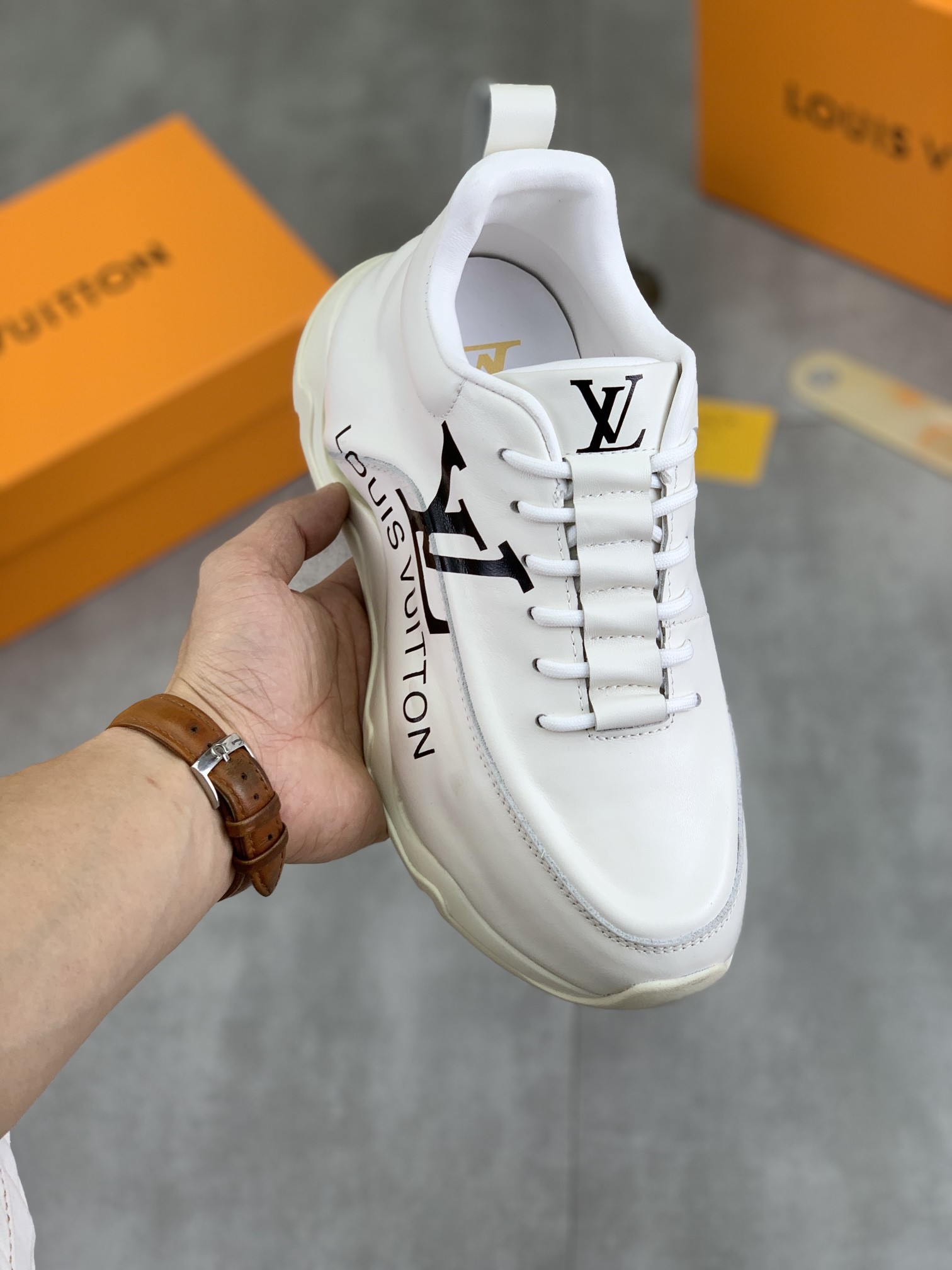 [LOUIS VUITTON-루이비통]  루이비통 남성 스니커즈 신상