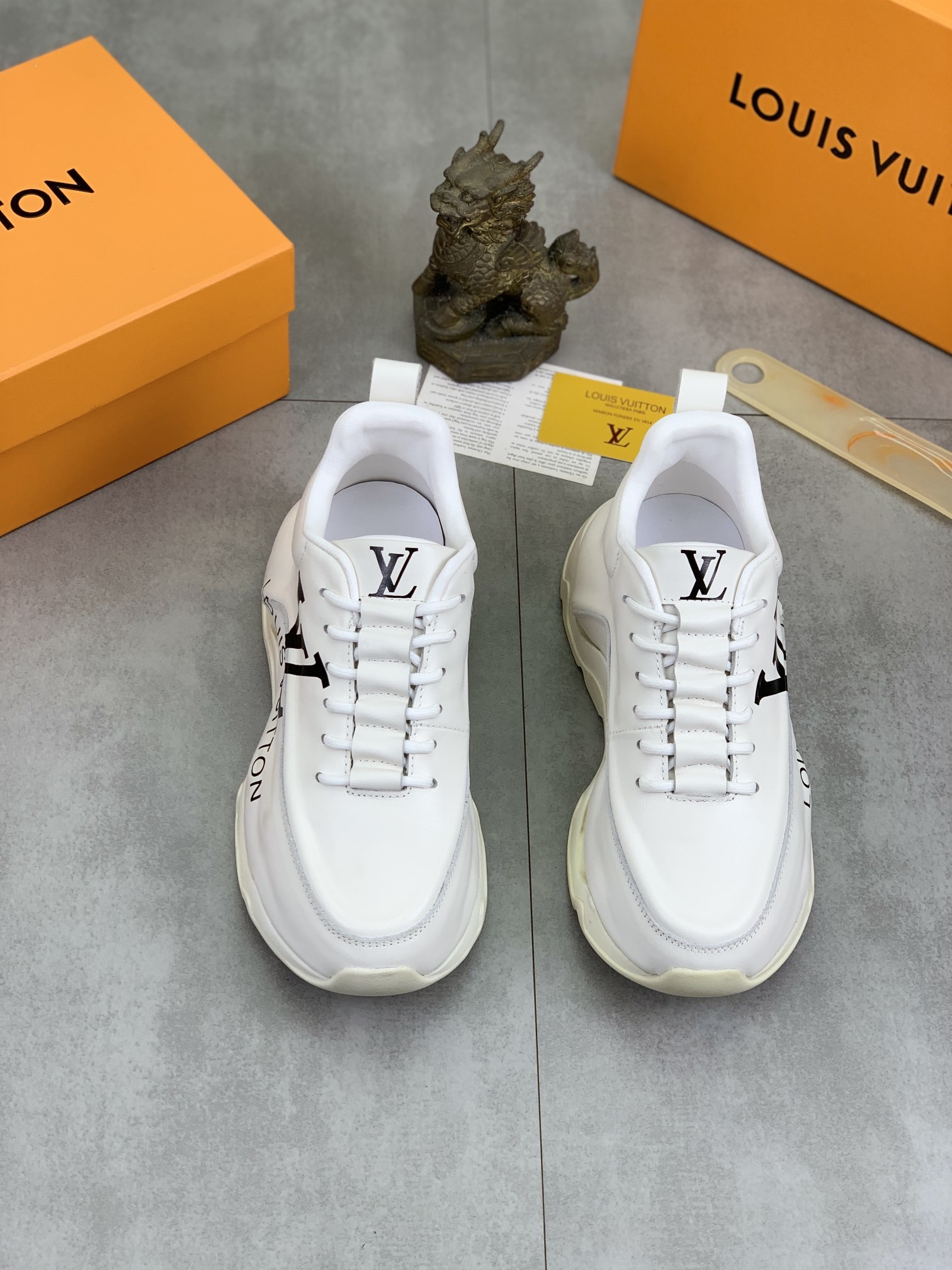 [LOUIS VUITTON-루이비통]  루이비통 남성 스니커즈 신상