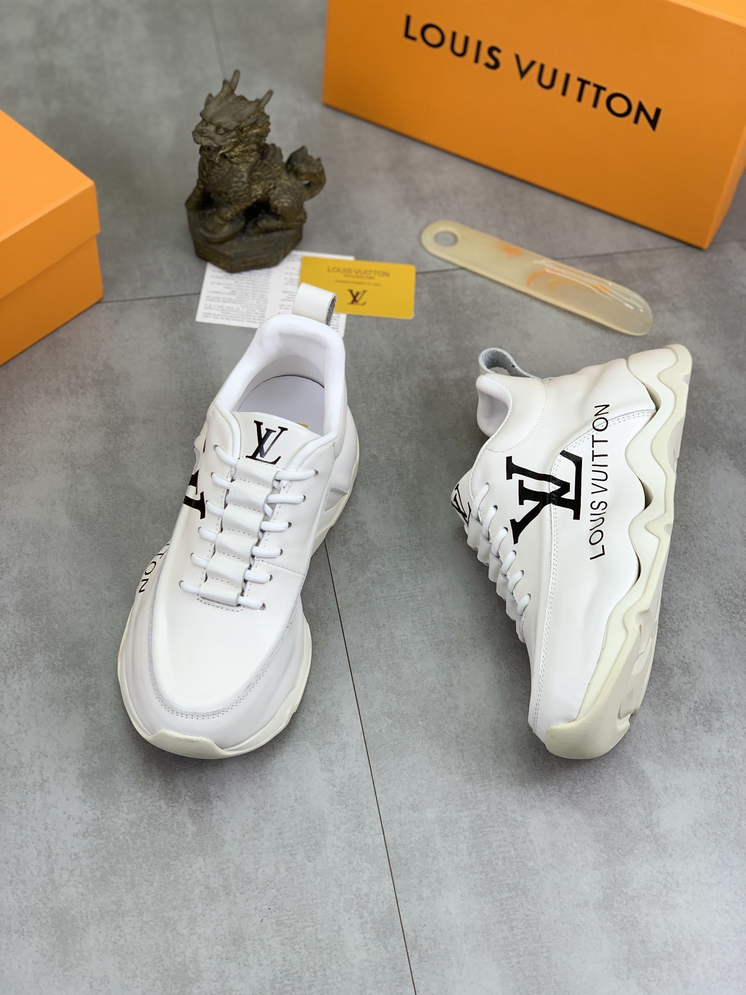 [LOUIS VUITTON-루이비통]  루이비통 남성 스니커즈 신상