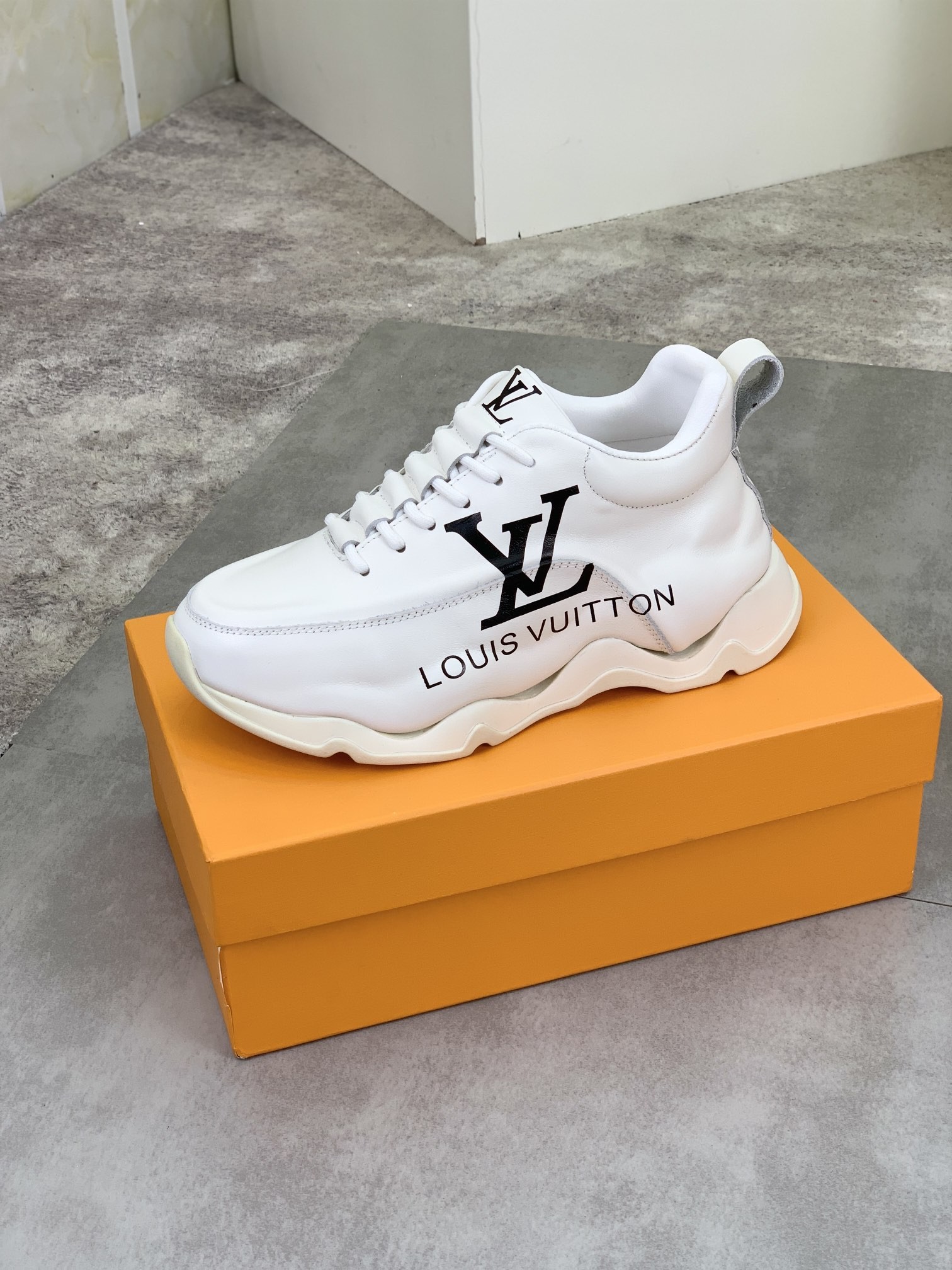 [LOUIS VUITTON-루이비통]  루이비통 남성 스니커즈 신상