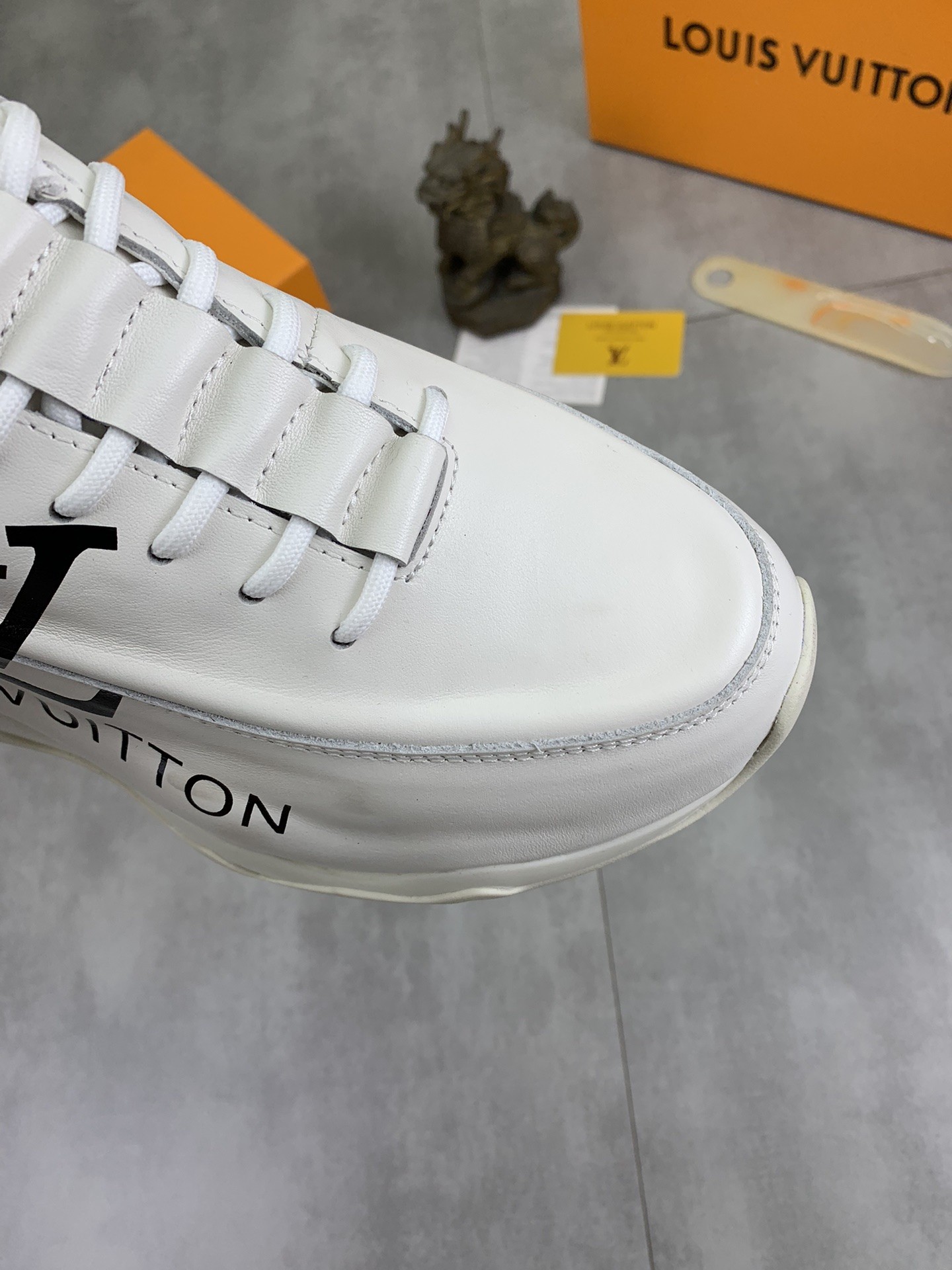 [LOUIS VUITTON-루이비통]  루이비통 남성 스니커즈 신상