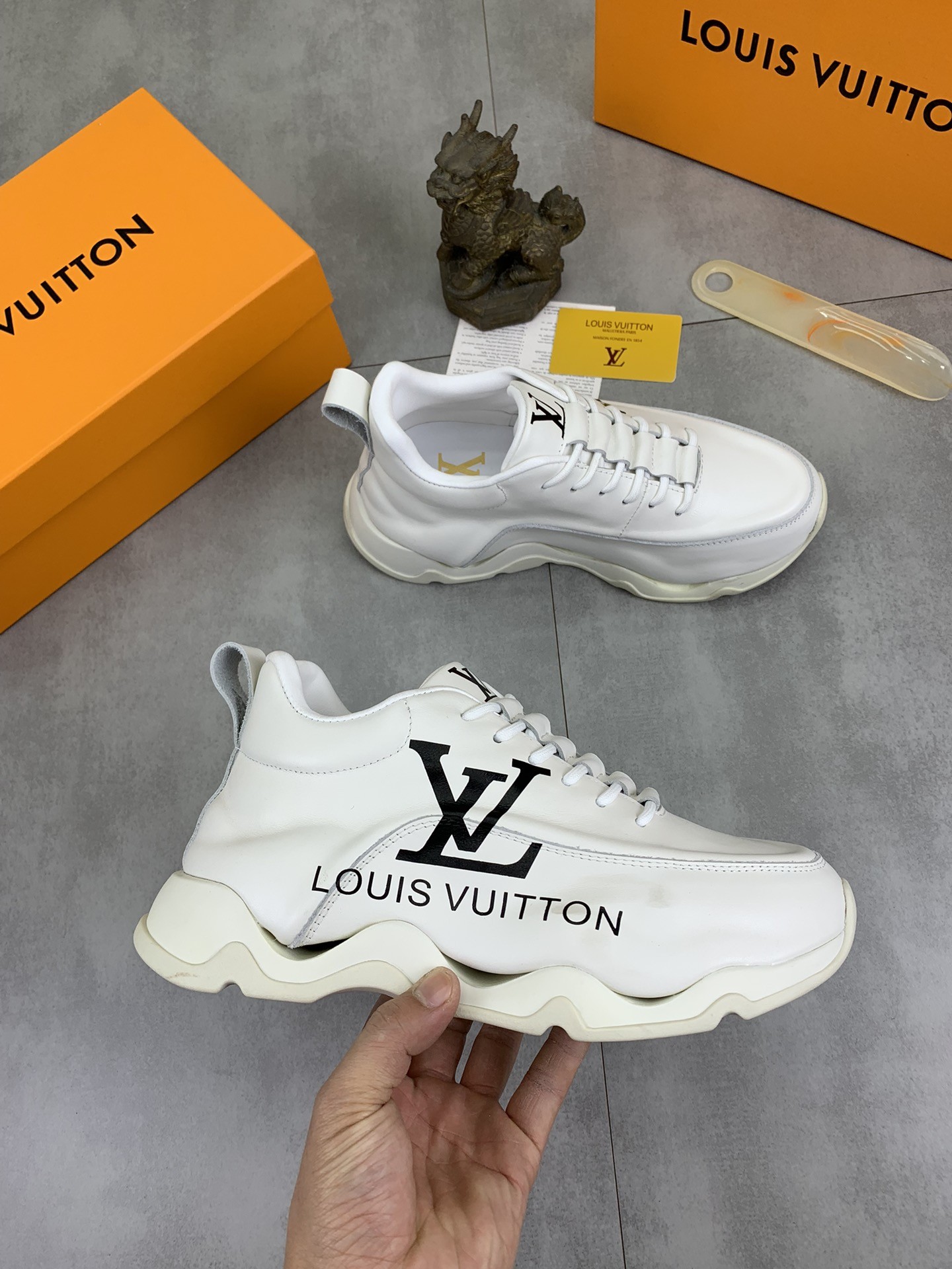 [LOUIS VUITTON-루이비통]  루이비통 남성 스니커즈 신상