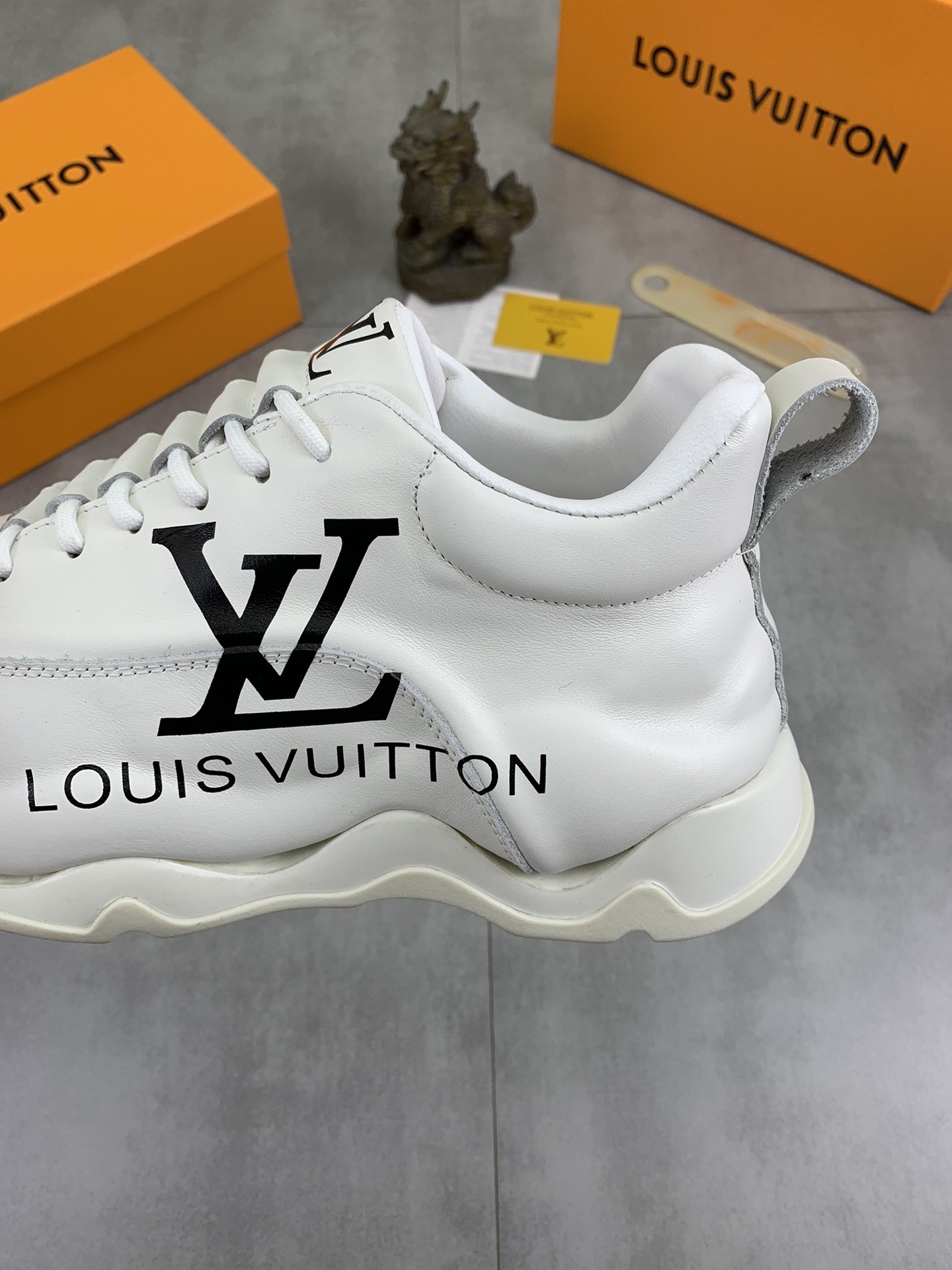 [LOUIS VUITTON-루이비통]  루이비통 남성 스니커즈 신상