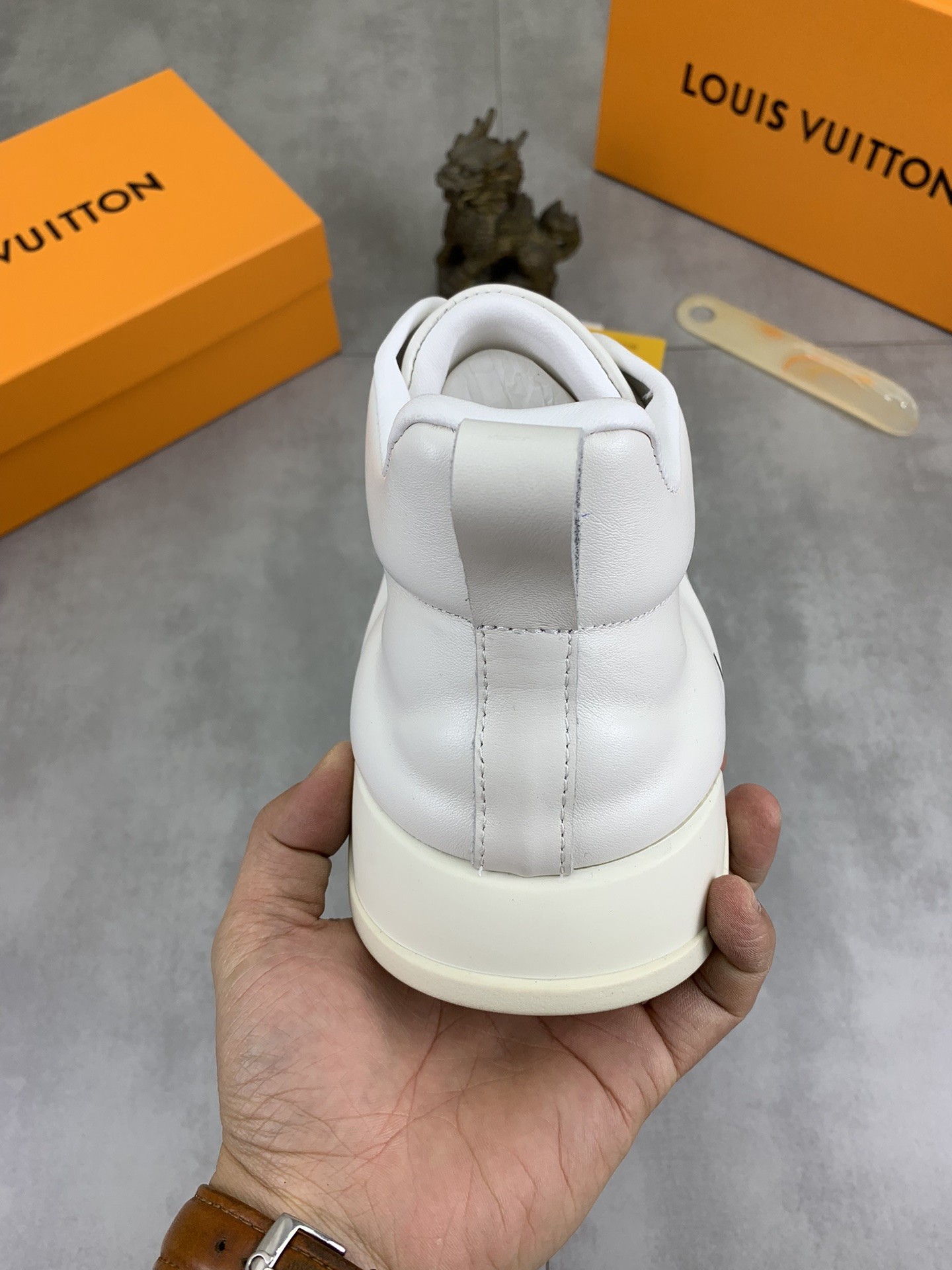 [LOUIS VUITTON-루이비통]  루이비통 남성 스니커즈 신상