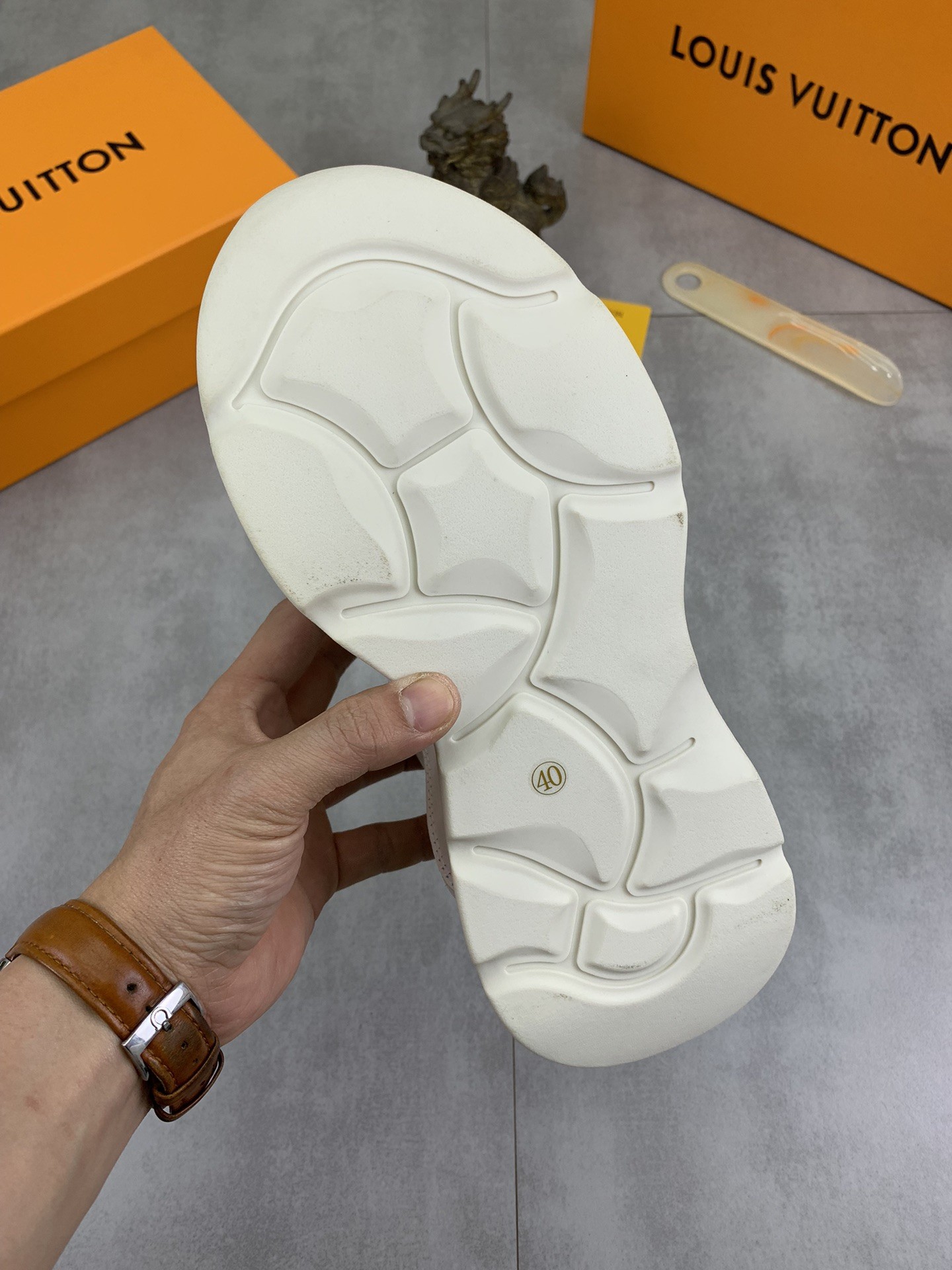 [LOUIS VUITTON-루이비통]  루이비통 남성 스니커즈 신상