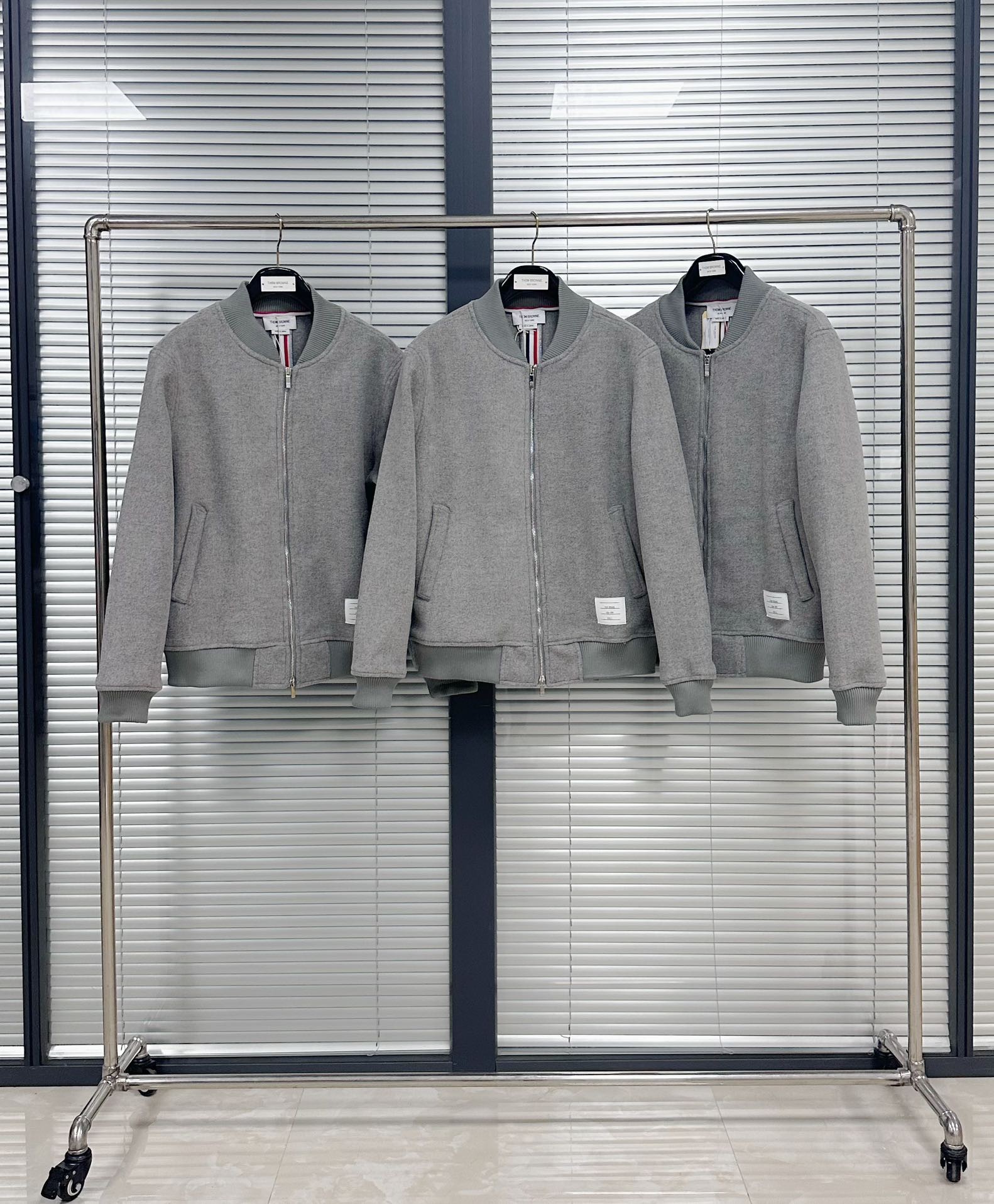 [TOM BROWNE -톰브라운 ] 톰브라운 그레이 봄버 자켓