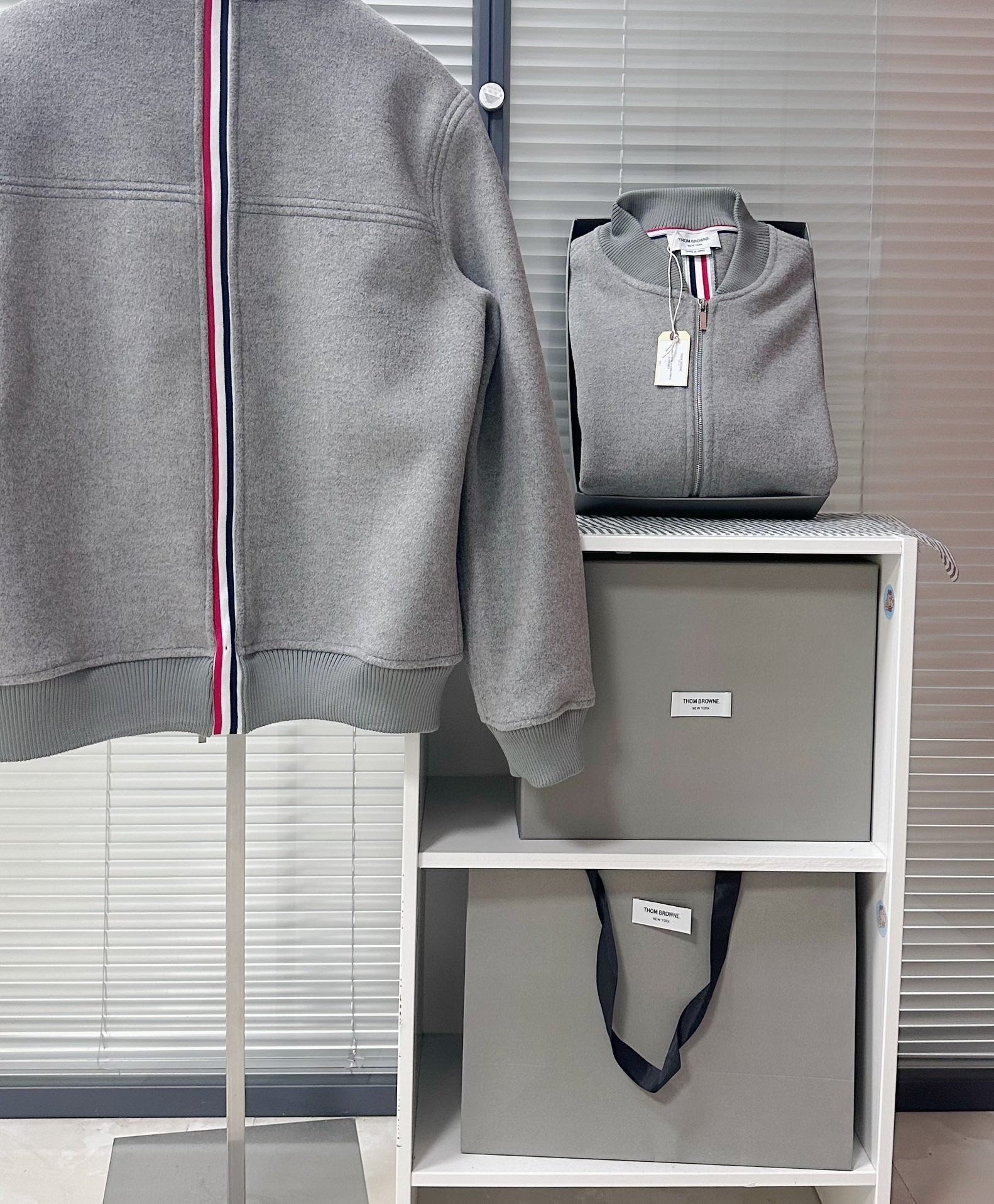 [TOM BROWNE -톰브라운 ] 톰브라운 그레이 봄버 자켓