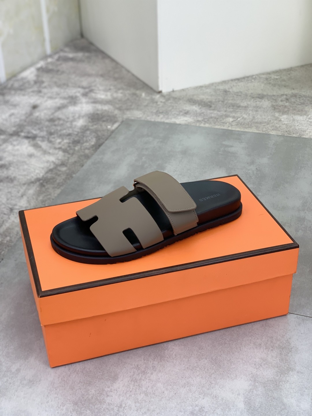 [HERMES-에르메스] 에르메스 시프르 샌들 엘리펀트 그레이