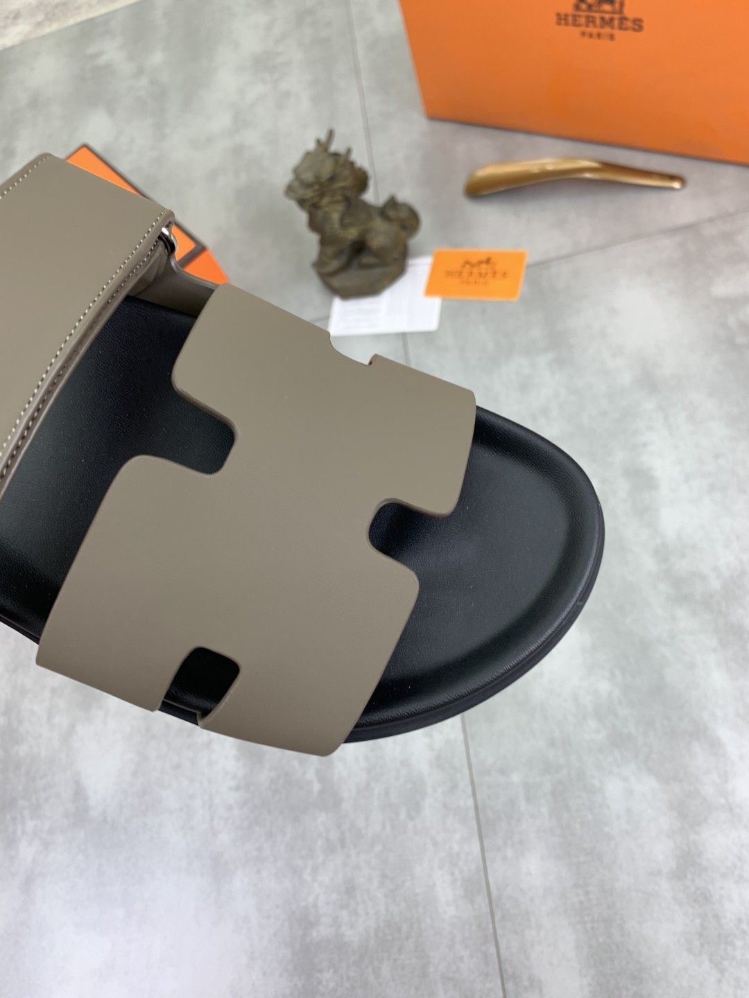 [HERMES-에르메스] 에르메스 시프르 샌들 엘리펀트 그레이