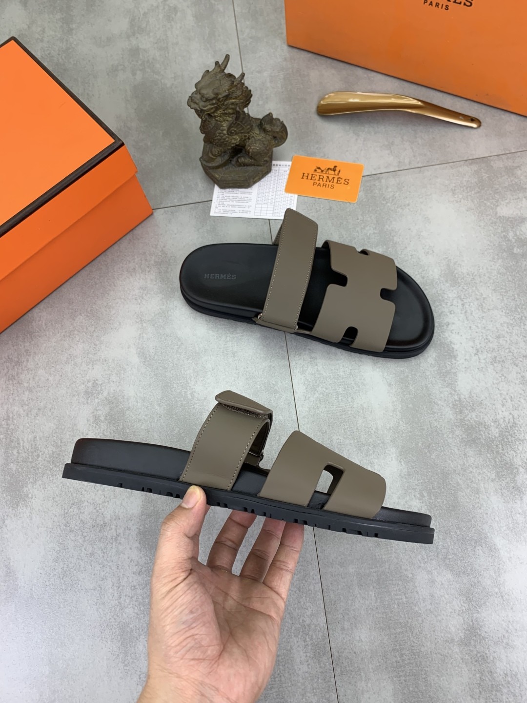 [HERMES-에르메스] 에르메스 시프르 샌들 엘리펀트 그레이