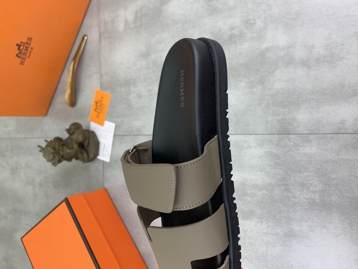 [HERMES-에르메스] 에르메스 시프르 샌들 엘리펀트 그레이