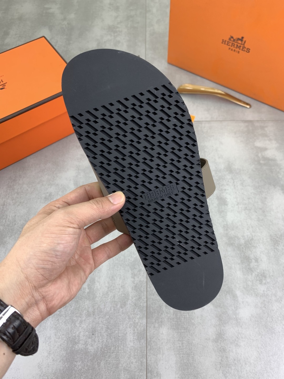 [HERMES-에르메스] 에르메스 시프르 샌들 엘리펀트 그레이