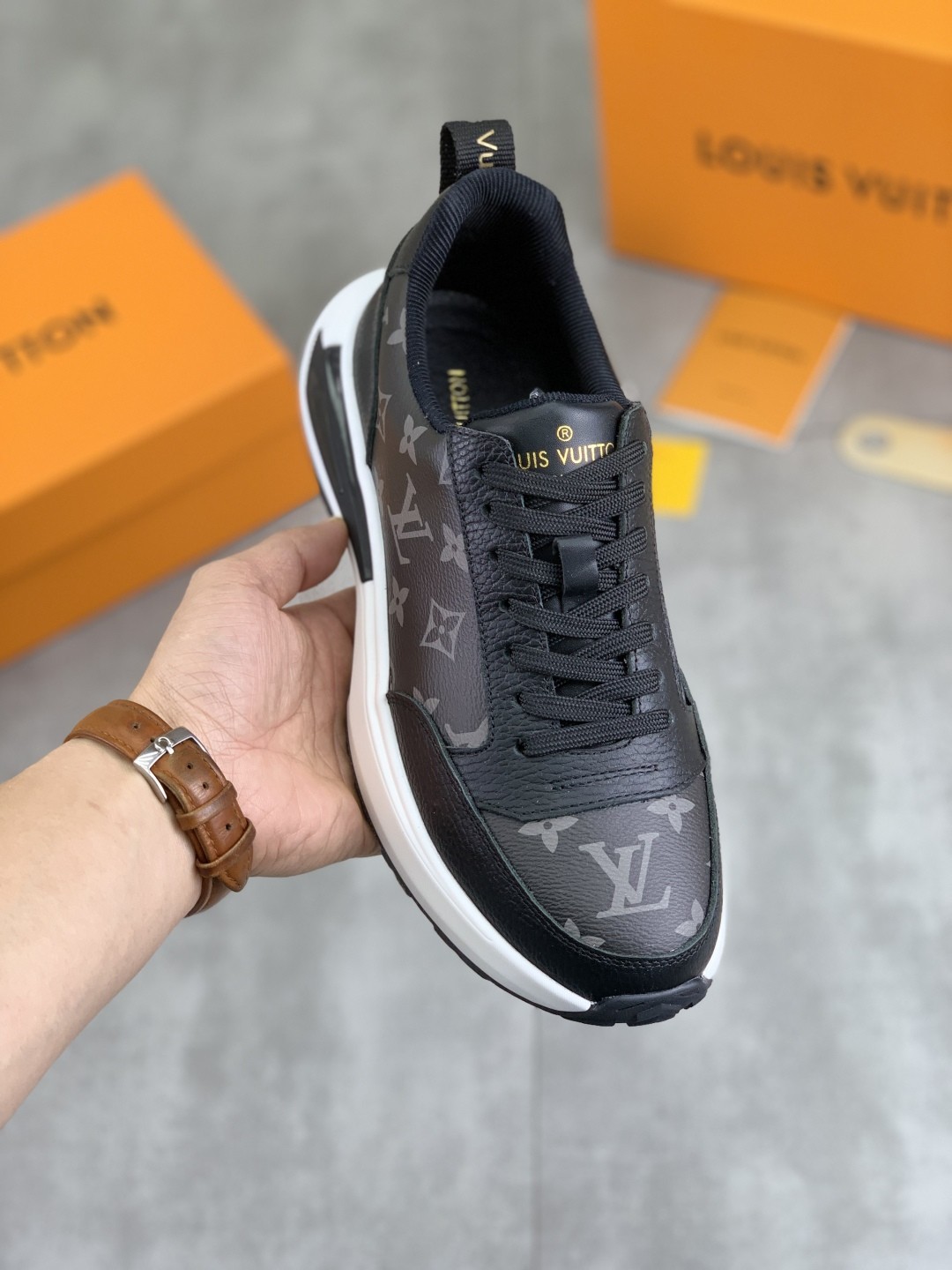 [LOUIS VUITTON-루이비통] 루이비통 모노그램 스니커즈