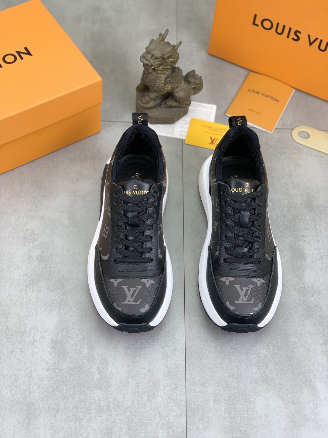 [LOUIS VUITTON-루이비통] 루이비통 모노그램 스니커즈