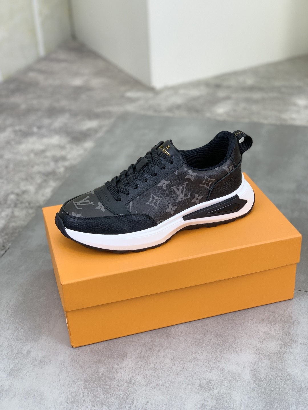 [LOUIS VUITTON-루이비통] 루이비통 모노그램 스니커즈