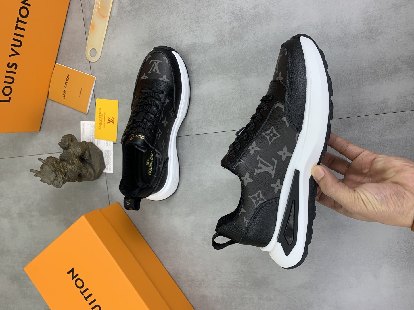 [LOUIS VUITTON-루이비통] 루이비통 모노그램 스니커즈