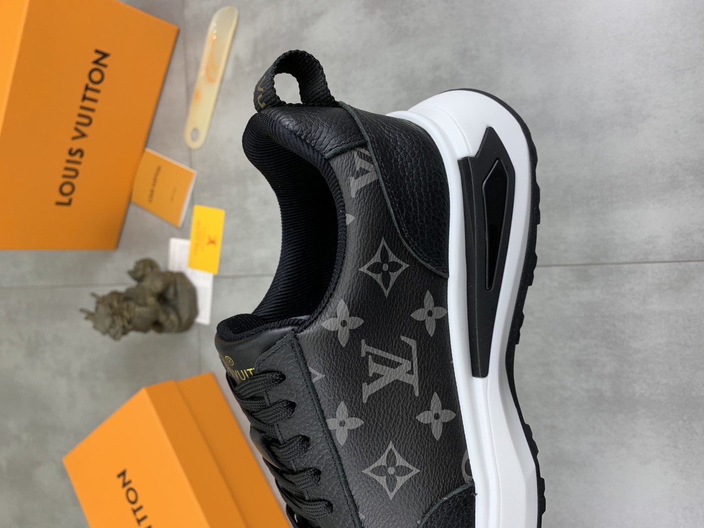 [LOUIS VUITTON-루이비통] 루이비통 모노그램 스니커즈