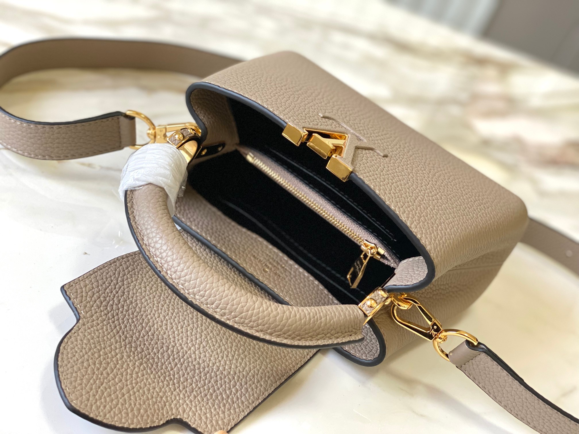 [LOUIS VUITTON-루이비통] 루이비통 카퓌신 미니 M24736