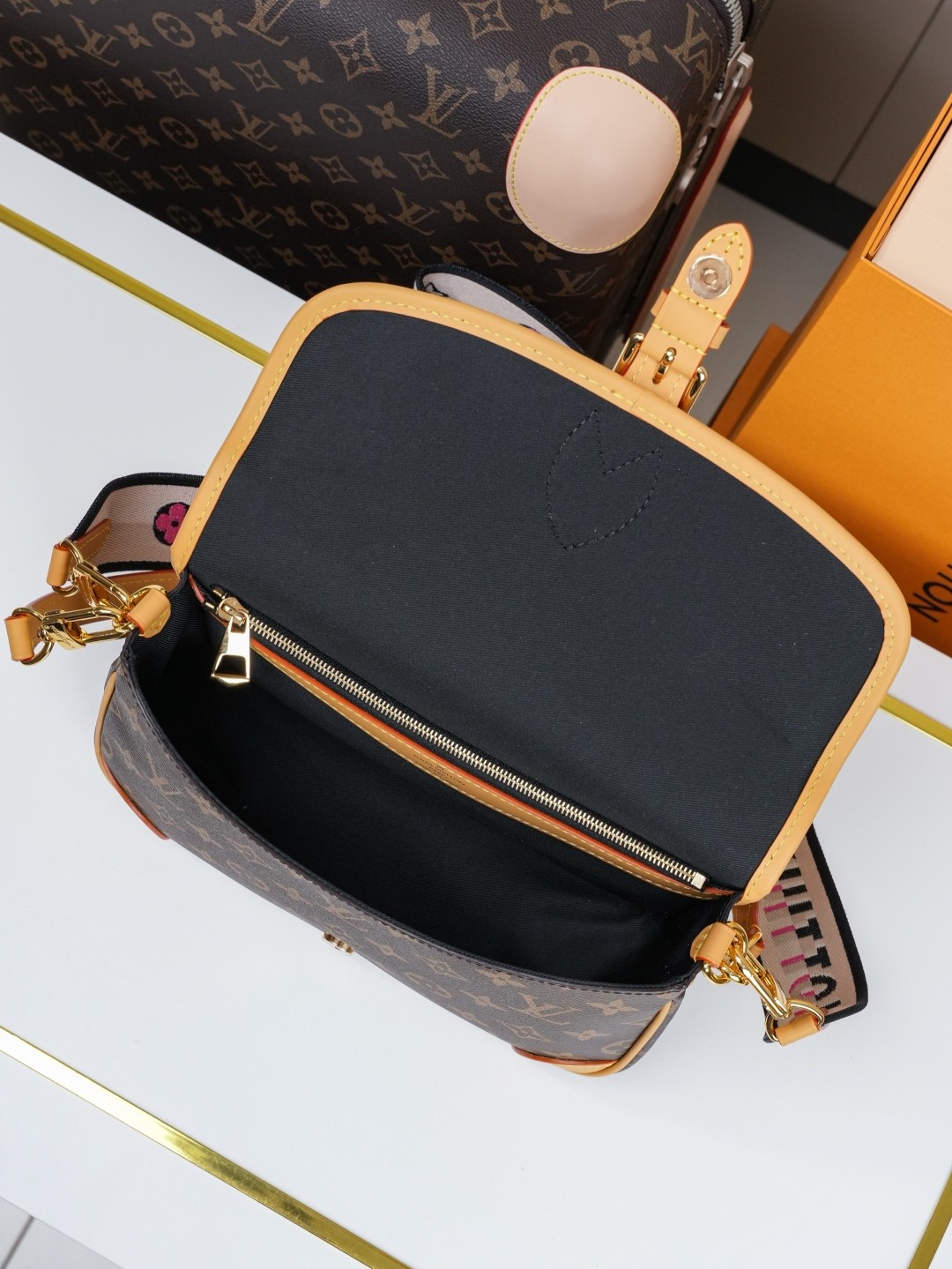 [LOUIS VUITTON-루이비통] 루이비통 다이앤 모노그램 크로스백 M45985