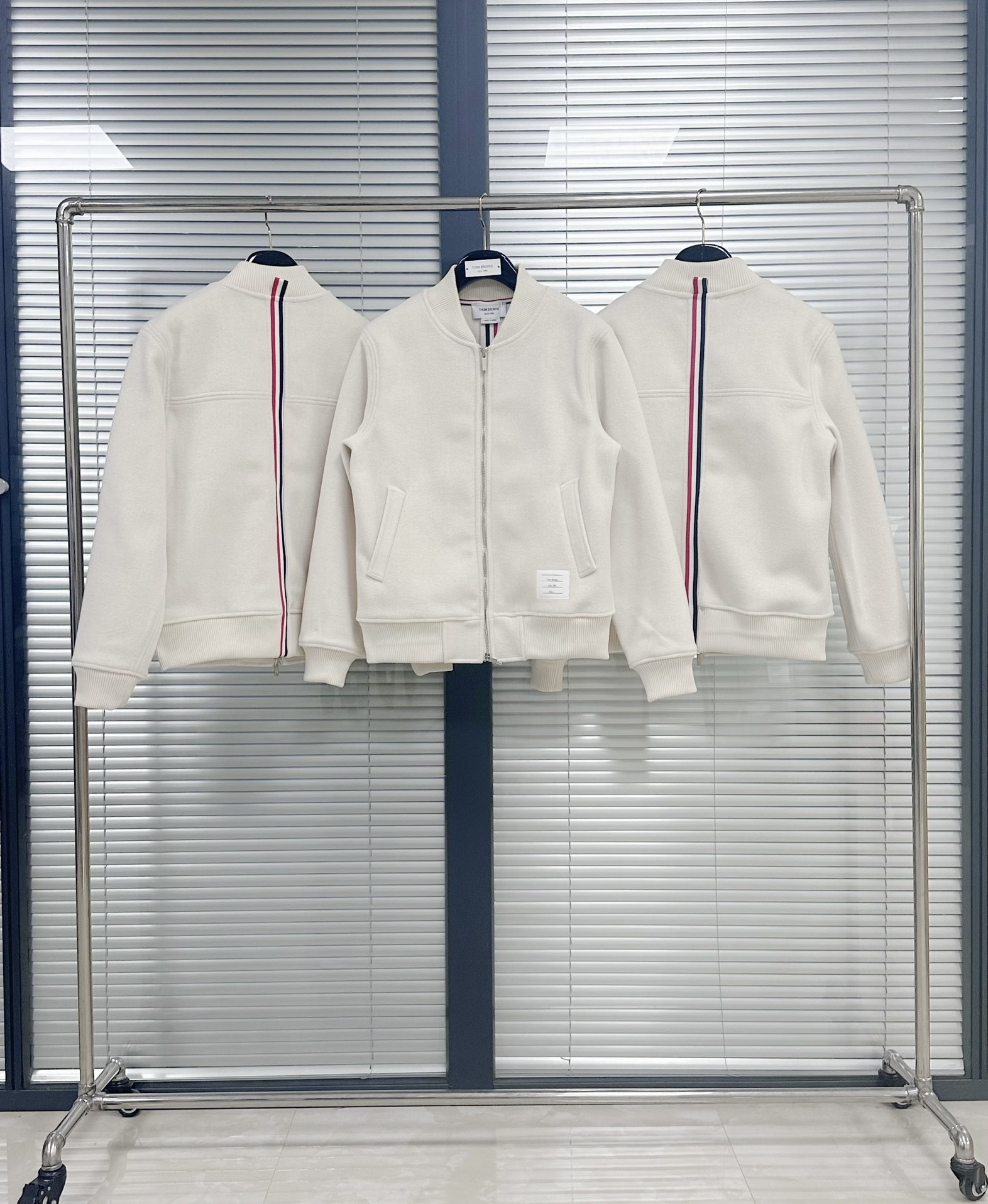 [TOM BROWNE -톰브라운 ] 톰브라운 아이보리 봄버 자켓