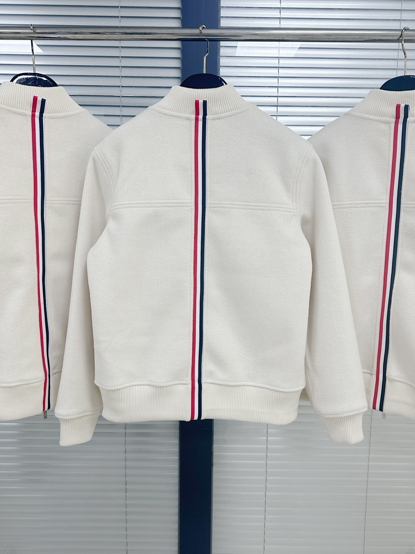 [TOM BROWNE -톰브라운 ] 톰브라운 아이보리 봄버 자켓