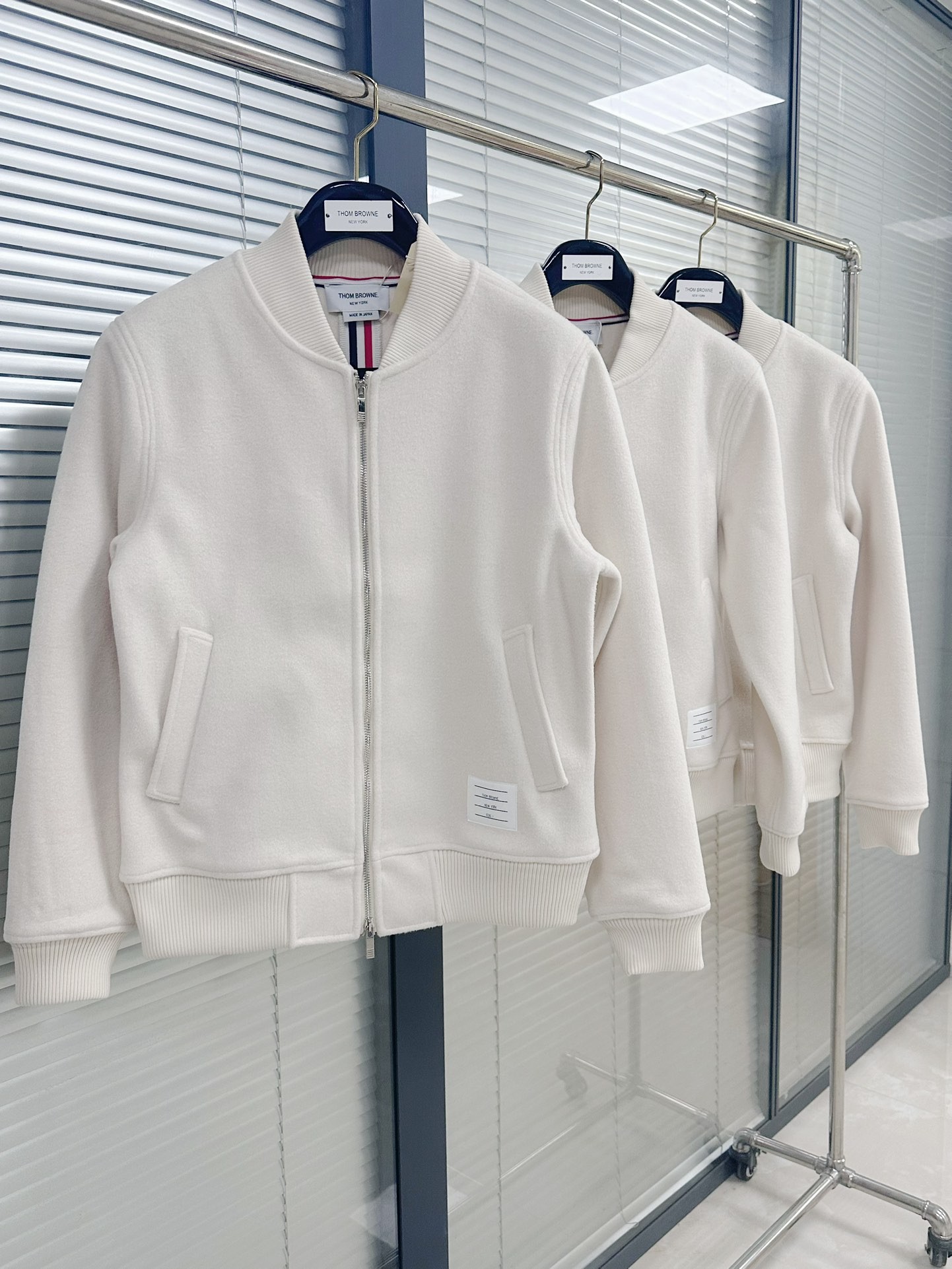 [TOM BROWNE -톰브라운 ] 톰브라운 아이보리 봄버 자켓