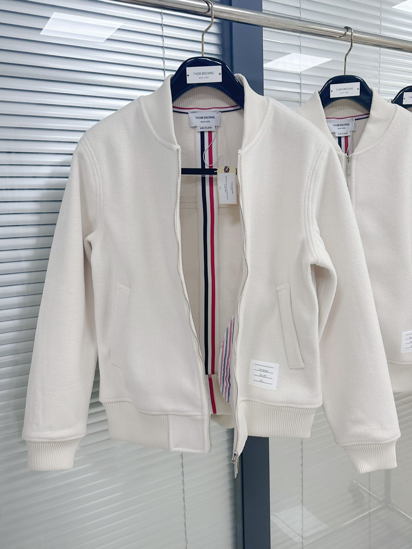 [TOM BROWNE -톰브라운 ] 톰브라운 아이보리 봄버 자켓