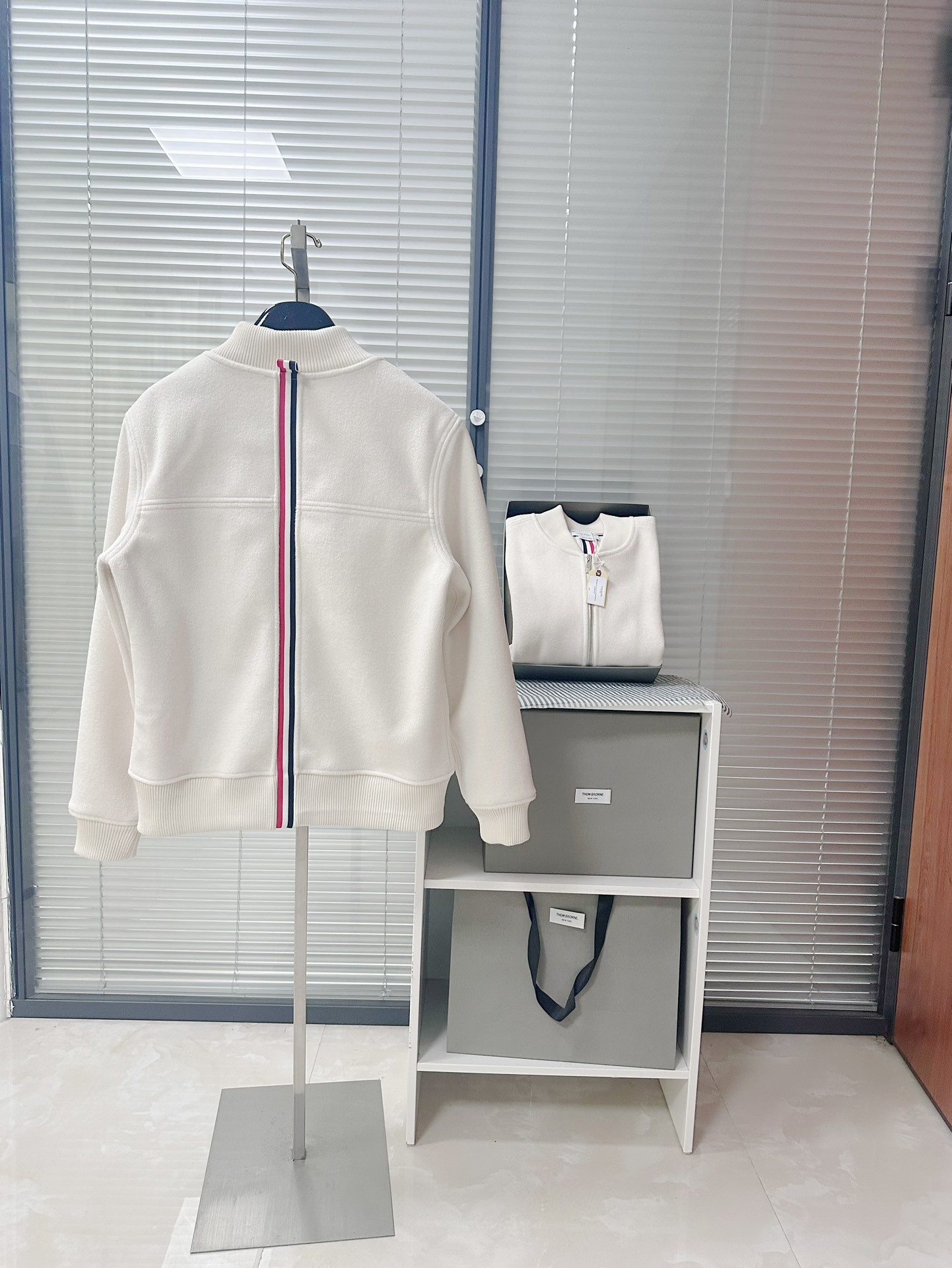 [TOM BROWNE -톰브라운 ] 톰브라운 아이보리 봄버 자켓